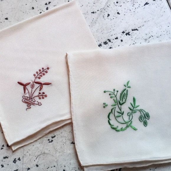 Vintage Two Vintage Embroidered Handkerchiefs Size ONE SIZE - 3 Thumbnail