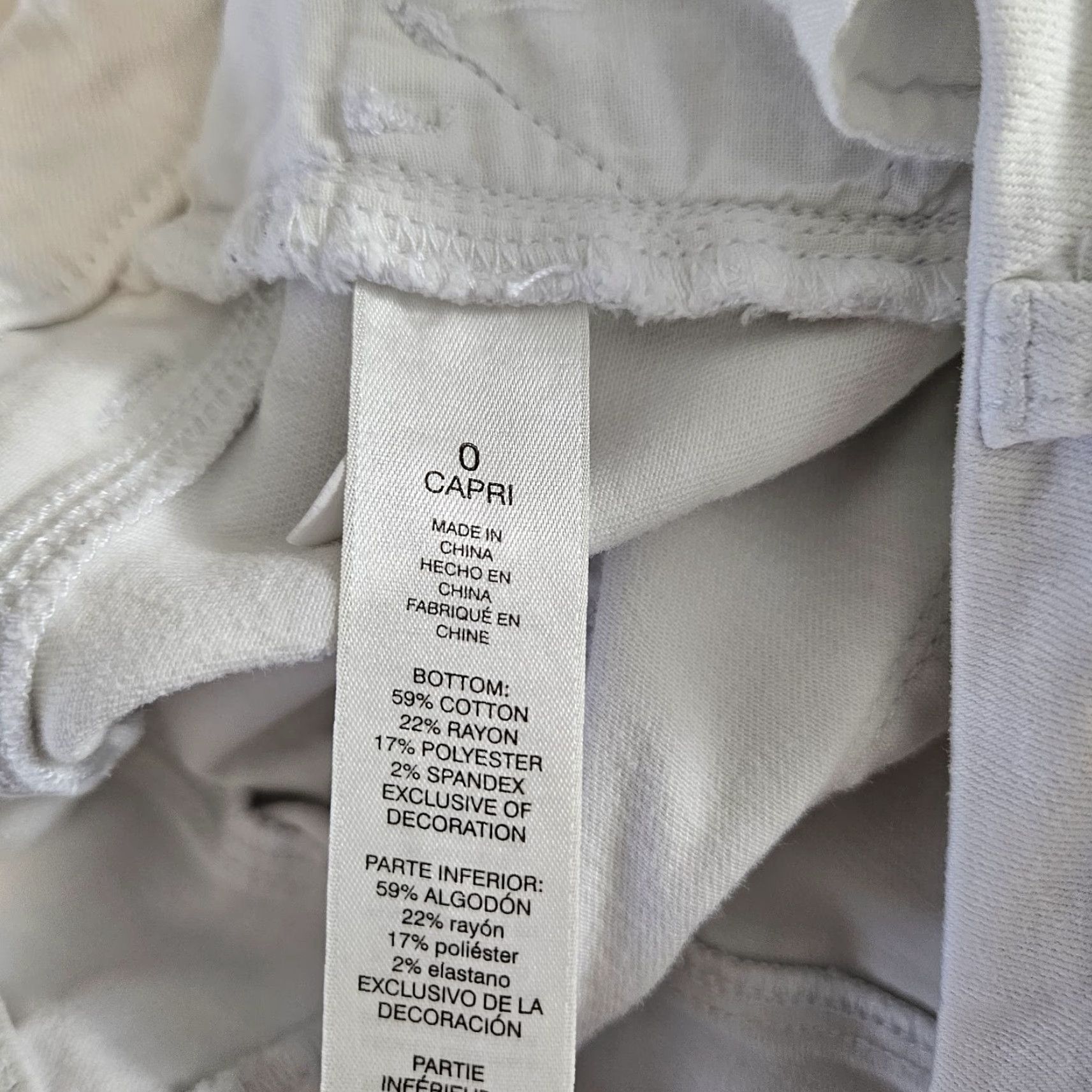 Vintage Chico's Womens Capri Jeans Sz 4 White Mid Rise Crochet Hem Cotton Blend Denim Capri Womens Jeans Capris 4 White Size 27" / US 4 / IT 40 - 7 Thumbnail