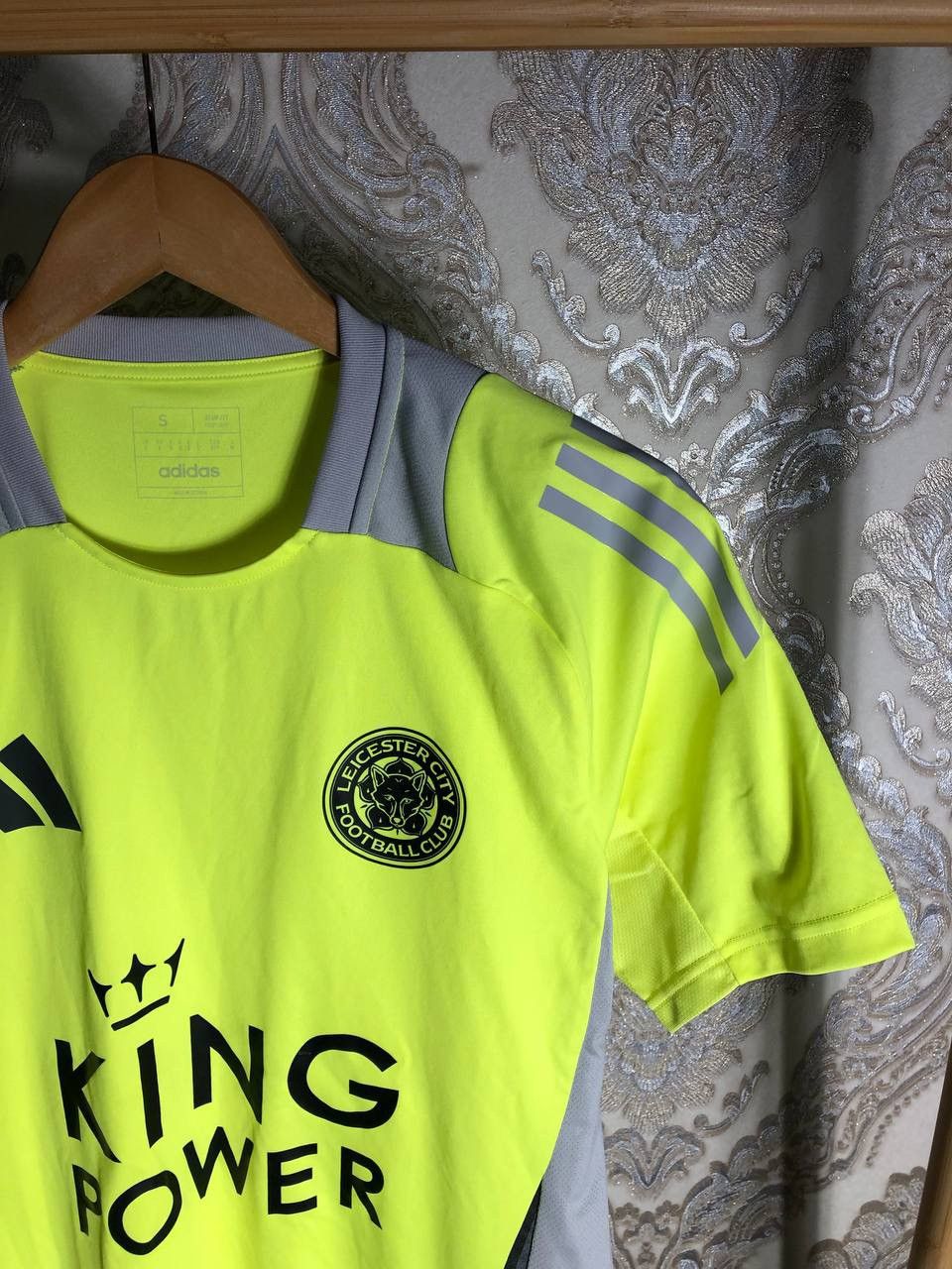 Adidas VINTAGE ADIDAS FC LEICESTER CITY ENGLAND SOCCER JERSEY RETRO Size US S / EU 44-46 / 1 - 2 Thumbnail