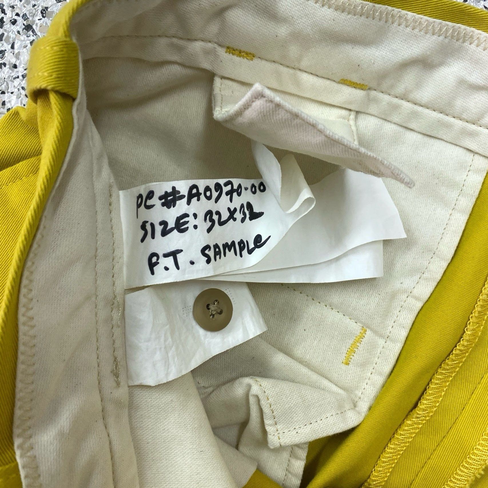Levi's Levi's Strauss Loose Chinos Pants Mens 32x29 Yellow Cotton Blend Logo Casual 90s? Nope (not vintage) Size US 32 / EU 48 - 3 Thumbnail