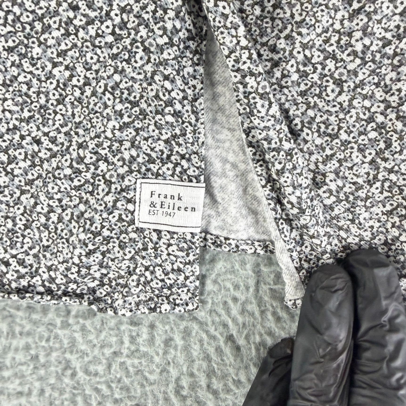 Frank & Eileen Frank & Eileen Barry Crinkle Button-Up Shirt Womens Small White Gray Floral LS Size S / US 4 / IT 40 - 5 Thumbnail