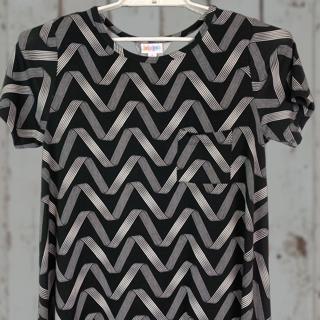 Vintage VINTAGE LuLaRoe Carly Dress Small Black White Chevron High Low Scoop Neck Swing Dress Size S / US 4 / IT 40 - 1 Thumbnail