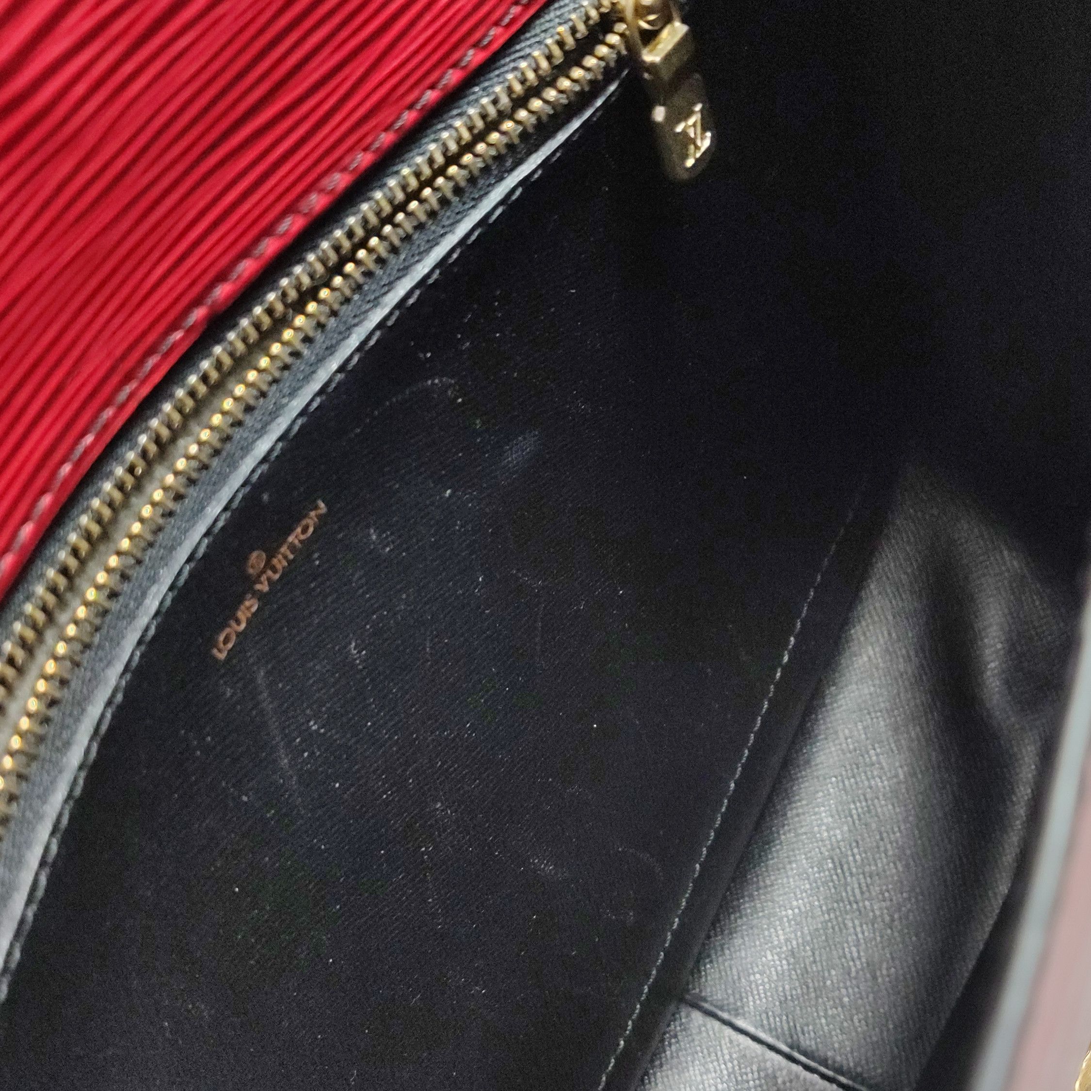 Louis Vuitton Louis Vuitton (LV) Saint Cloud large cowhide ripple shield Size ONE SIZE - 3 Thumbnail