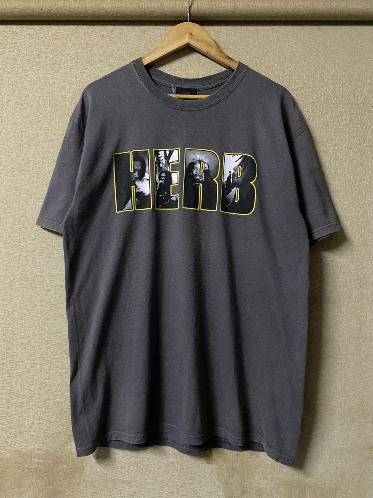 Vintage Vintage 2004 Bob Marley Herb Tshirt Size US L / EU 52-54 / 3 - 1 Thumbnail