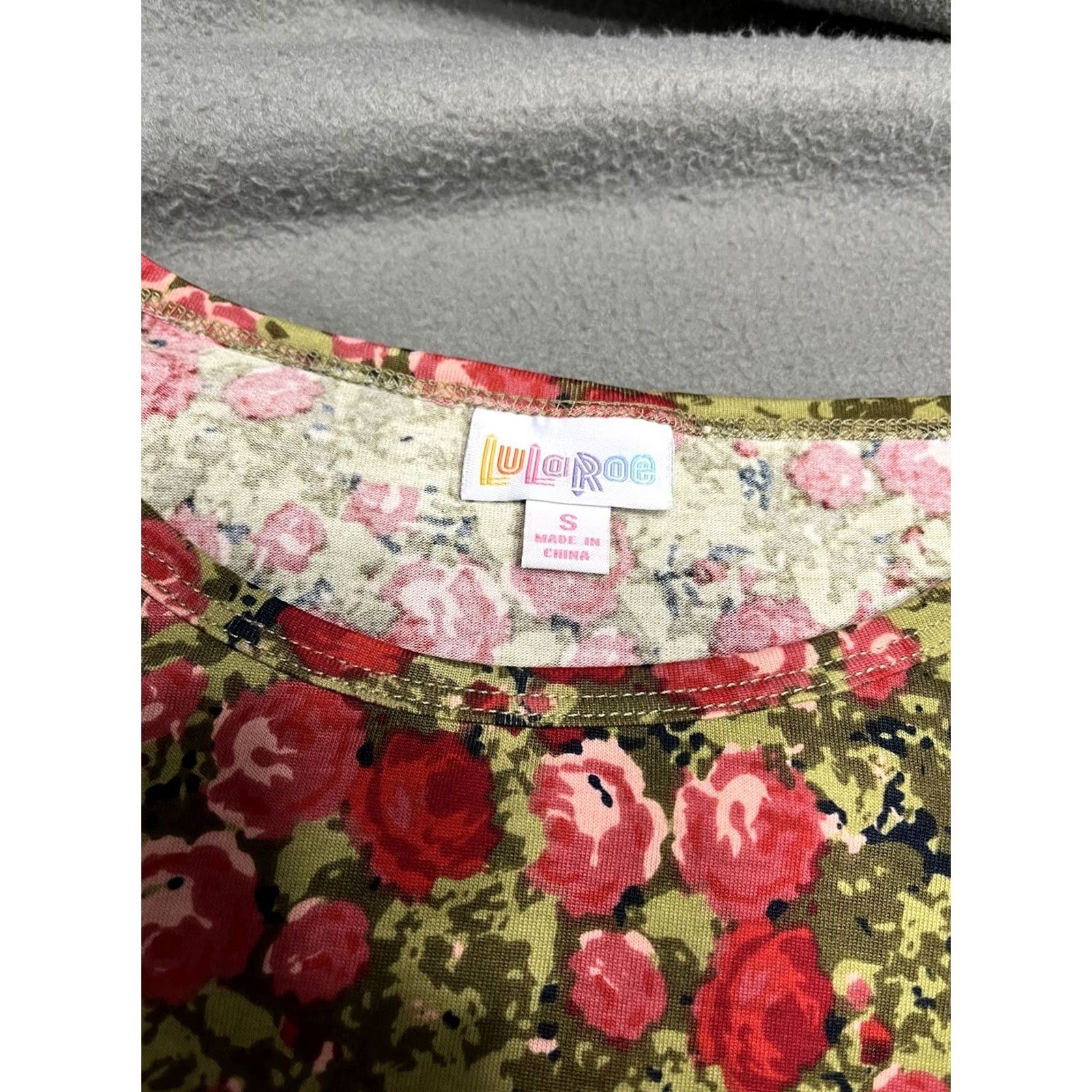 Vintage LuLaRoe Tunic Irma Red Green Rose Print NWT Size S Small Green Floral All Seasons Womens Shirt T Size S / US 4 / IT 40 - 3 Thumbnail