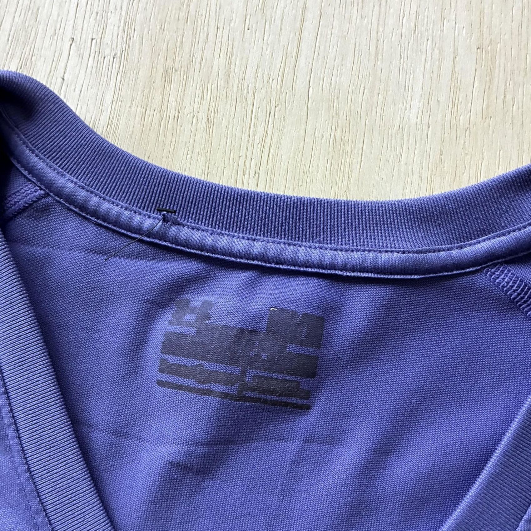 Under Armour Under Armour Shirt Womens Small Purple V Neck Short Sleeve Lightweight Tee Size S / US 4 / IT 40 - 3 Thumbnail