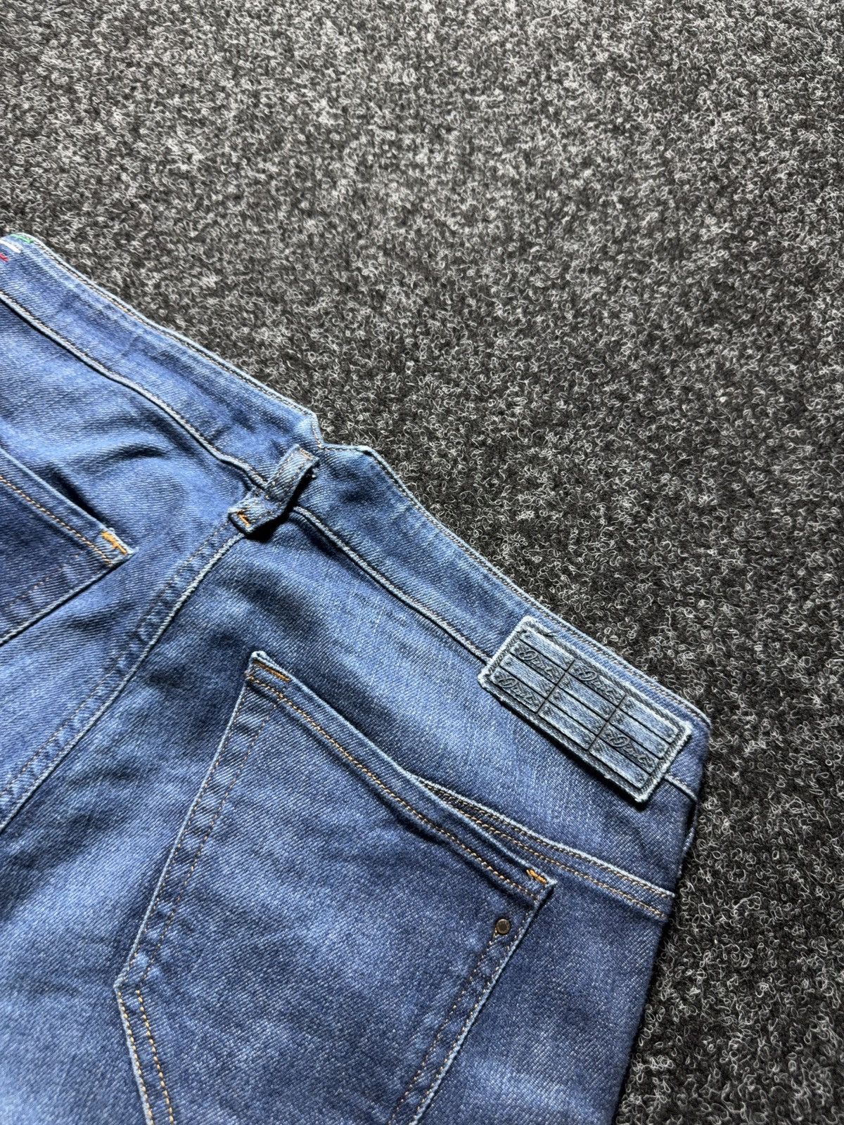 Diesel 00s Diesel Luxury Italy Chinelle Regular Slim Tapered Jeans Size 30" / US 8 / IT 44 - 19 Thumbnail