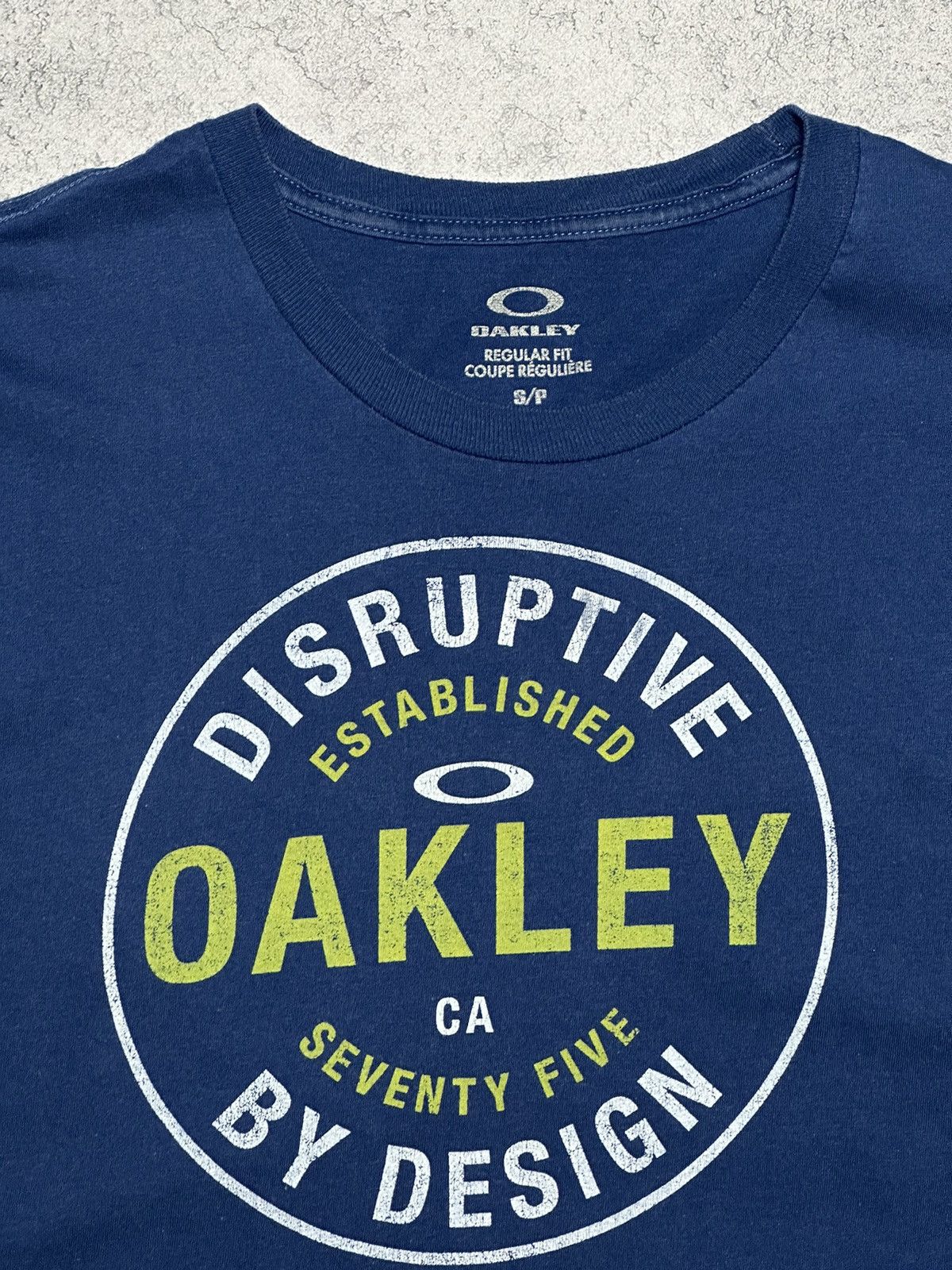 Vintage Oakley Center Logo T-Shirt Size US S / EU 44-46 / 1 - 4 Thumbnail