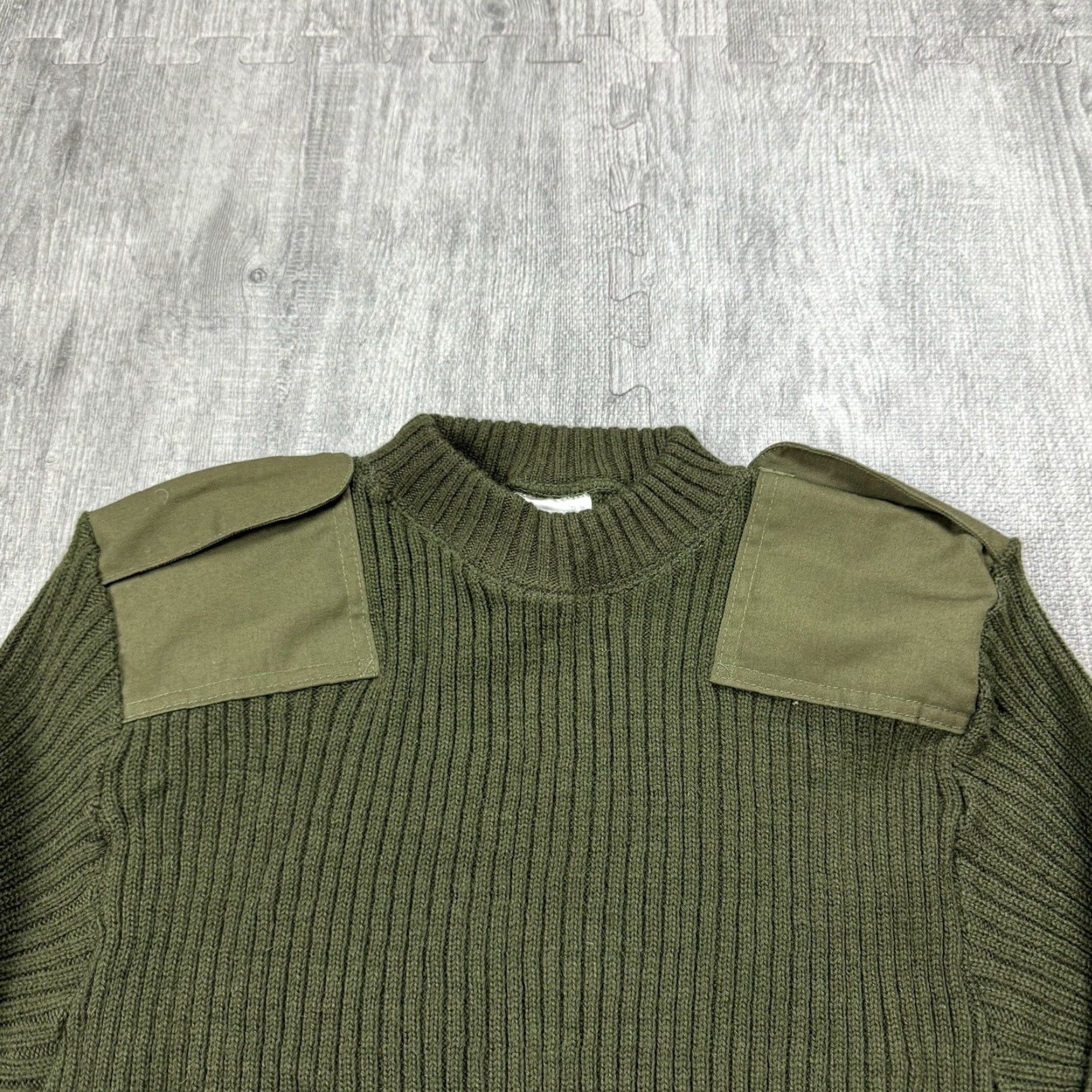 Olive VINTAGE DSCP US Military Crewneck Sweater Olive Green 38 Mens Wool Cable-Knit Epaulettes Patches Army Outdoor N/A Size US M / EU 48-50 / 2 - 2 Thumbnail