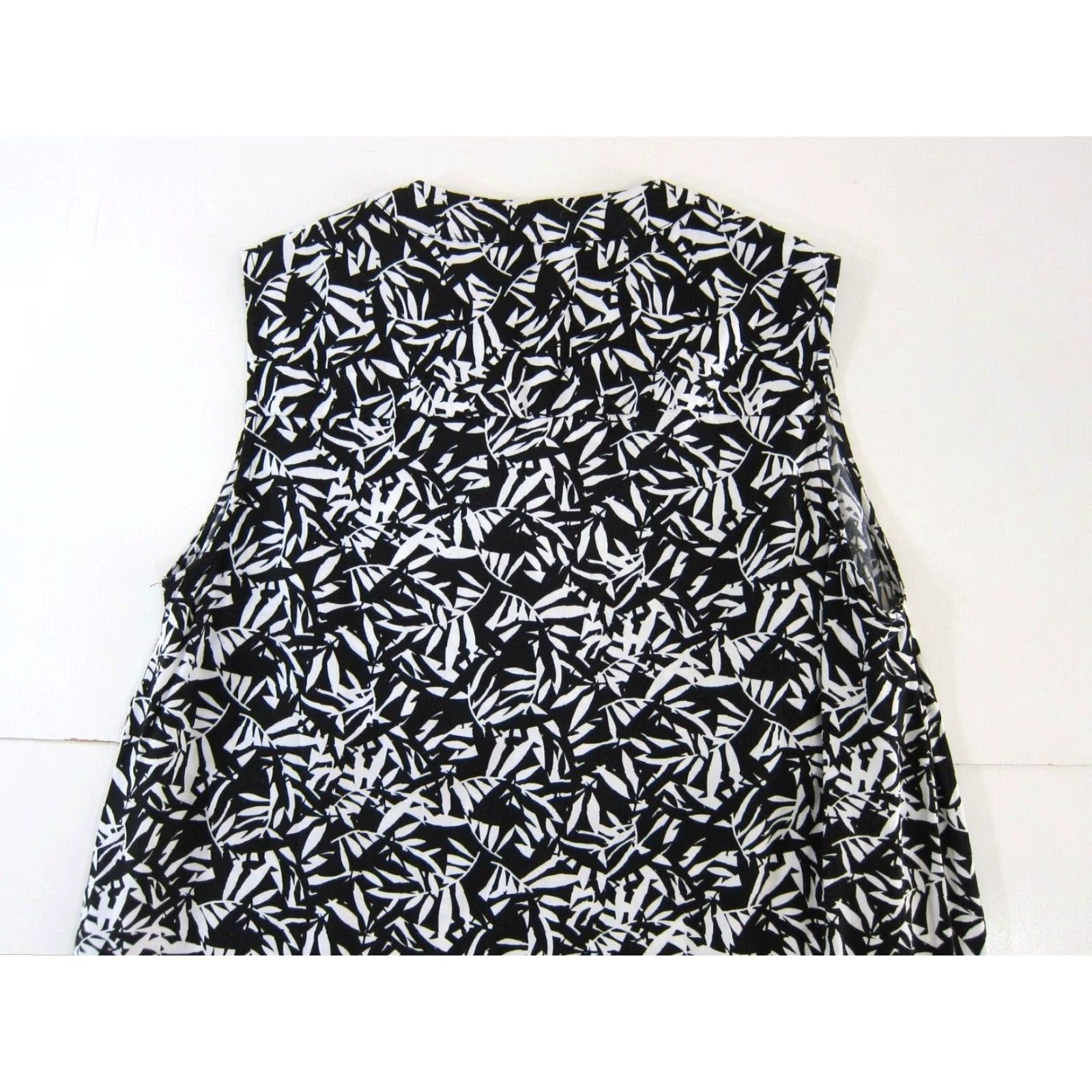 Vintage Woman Within Blouse Women Sleeveless V-Neck Rayon Floral Black White Tunic 14/16 M Size XL / US 12-14 / IT 48-50 - 6 Thumbnail