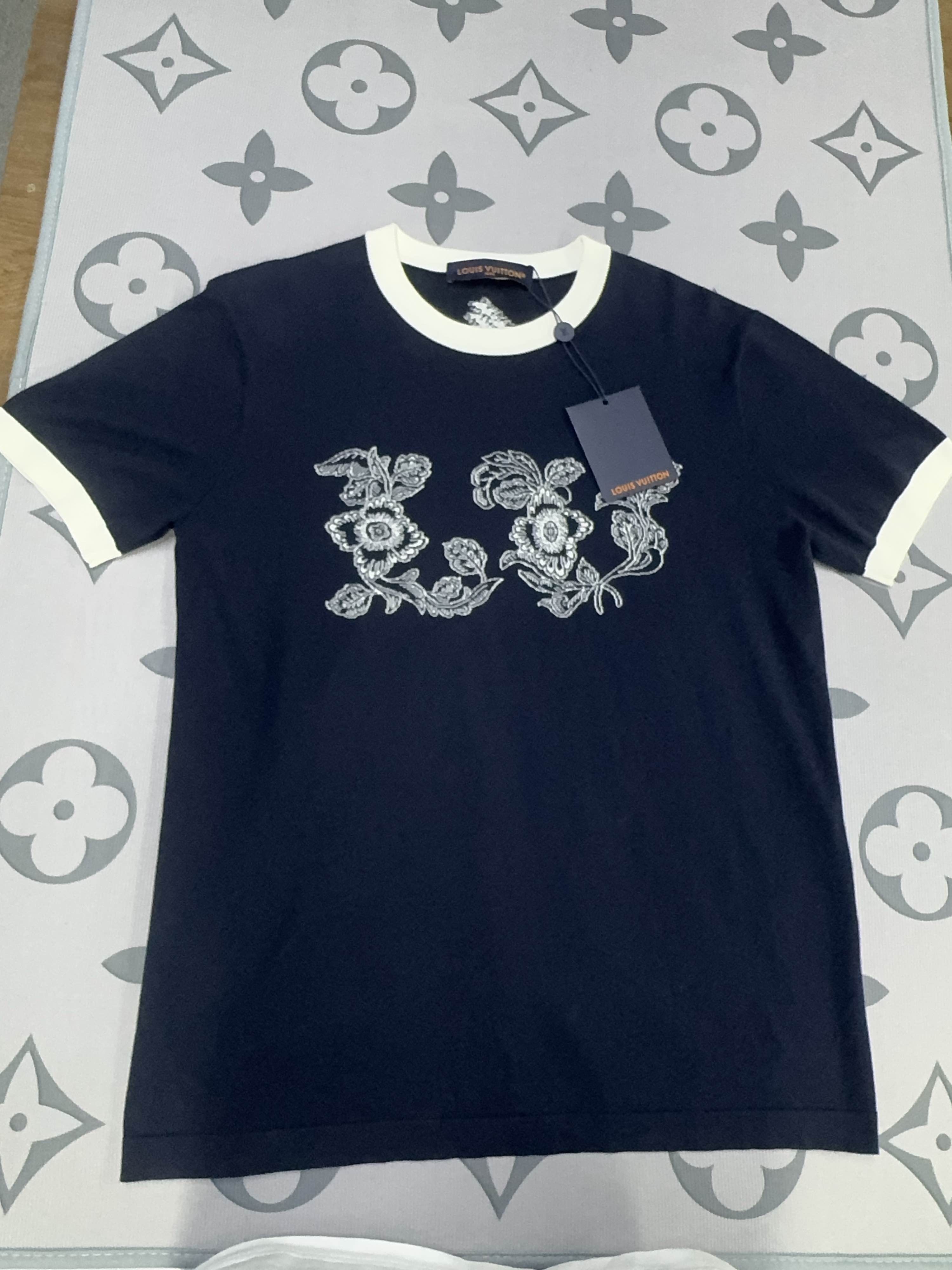 Louis Vuitton Louis Vuitton Floral Embroidered T-Shirt Size M Size US M / EU 48-50 / 2 - 1 Thumbnail