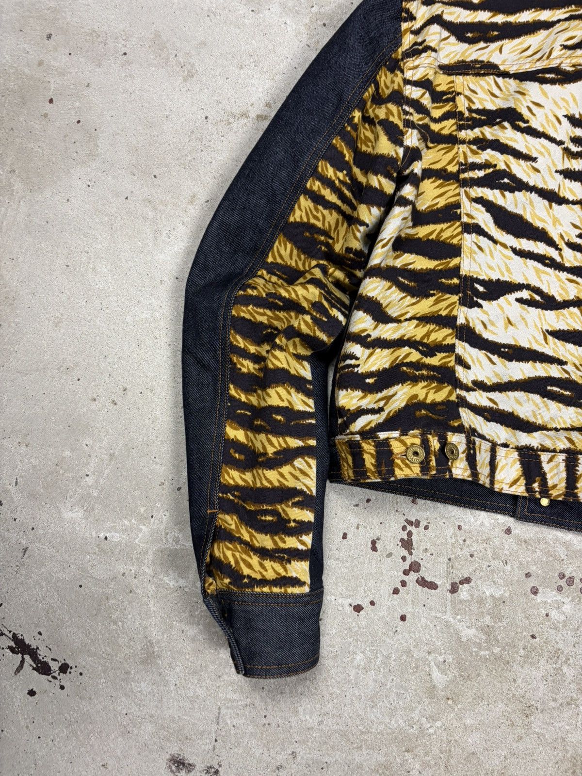 Dolce & Gabbana 2000s Dolce & Gabbana Hybrid Denim & Tiger Print Jacket Size XS / US 0-2 / IT 36-38 - 13 Thumbnail