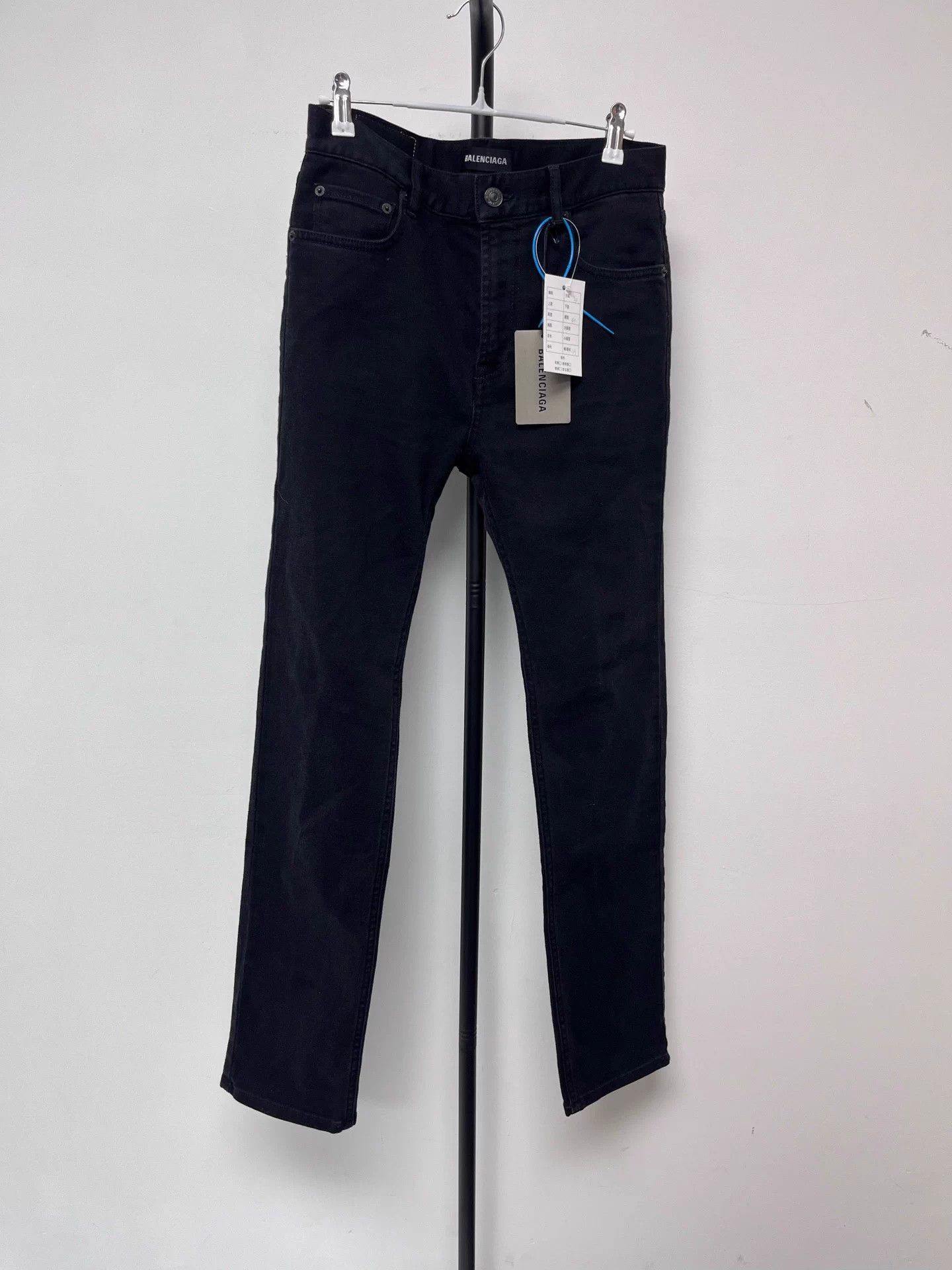Balenciaga Balenciaga men's black 30 slim waist logo patch denim Size US 30 / EU 46 - 1 Thumbnail