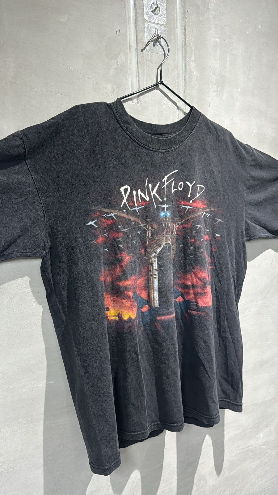 Band Tees × Pink Floyd × Vintage Vintage 90s Pink Floyd The Wall Tshirt Size US L / EU 52-54 / 3 - 4 Thumbnail