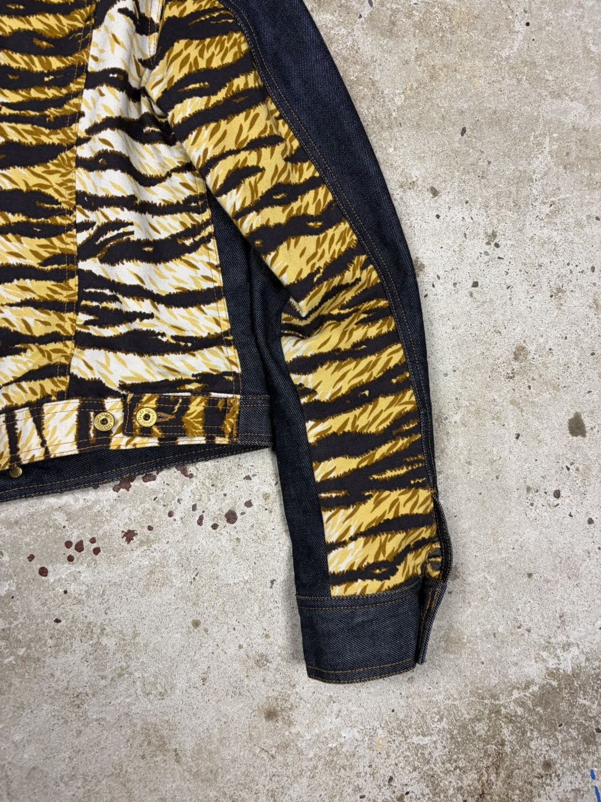 Dolce & Gabbana 2000s Dolce & Gabbana Hybrid Denim & Tiger Print Jacket Size XS / US 0-2 / IT 36-38 - 14 Thumbnail