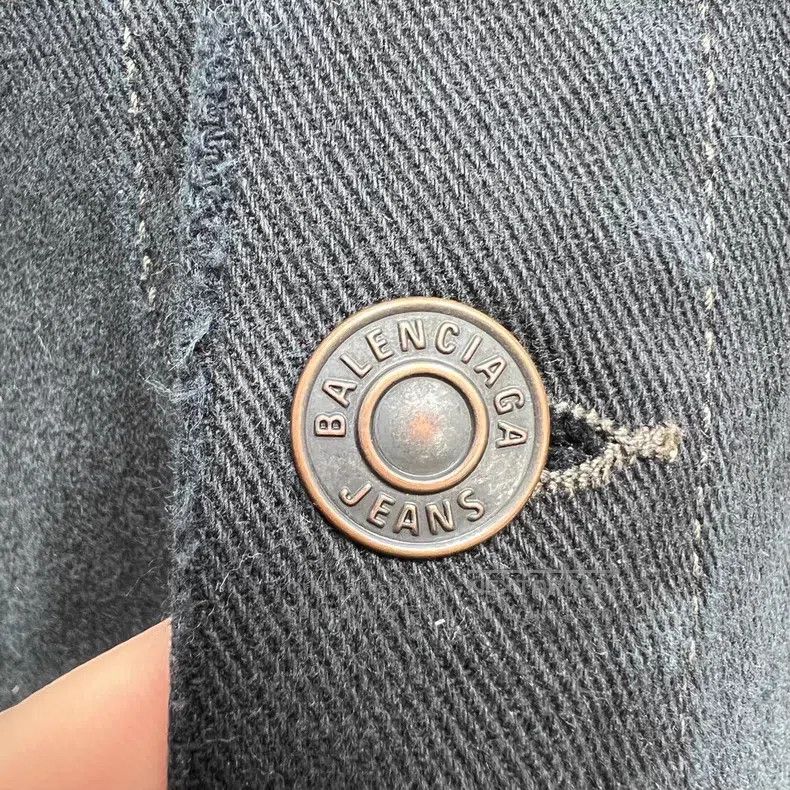 Balenciaga Balenciaga Destroyed Denim Jacket Size US L / EU 52-54 / 3 - 7 Thumbnail