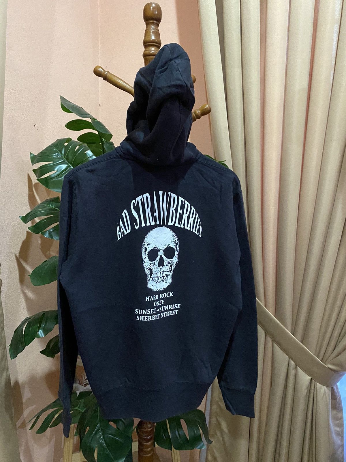 Uniqlo UT x Kenichi Asai “Bad Strawberries” Hard Rock Hoodie Size US M / EU 48-50 / 2 - 7 Thumbnail