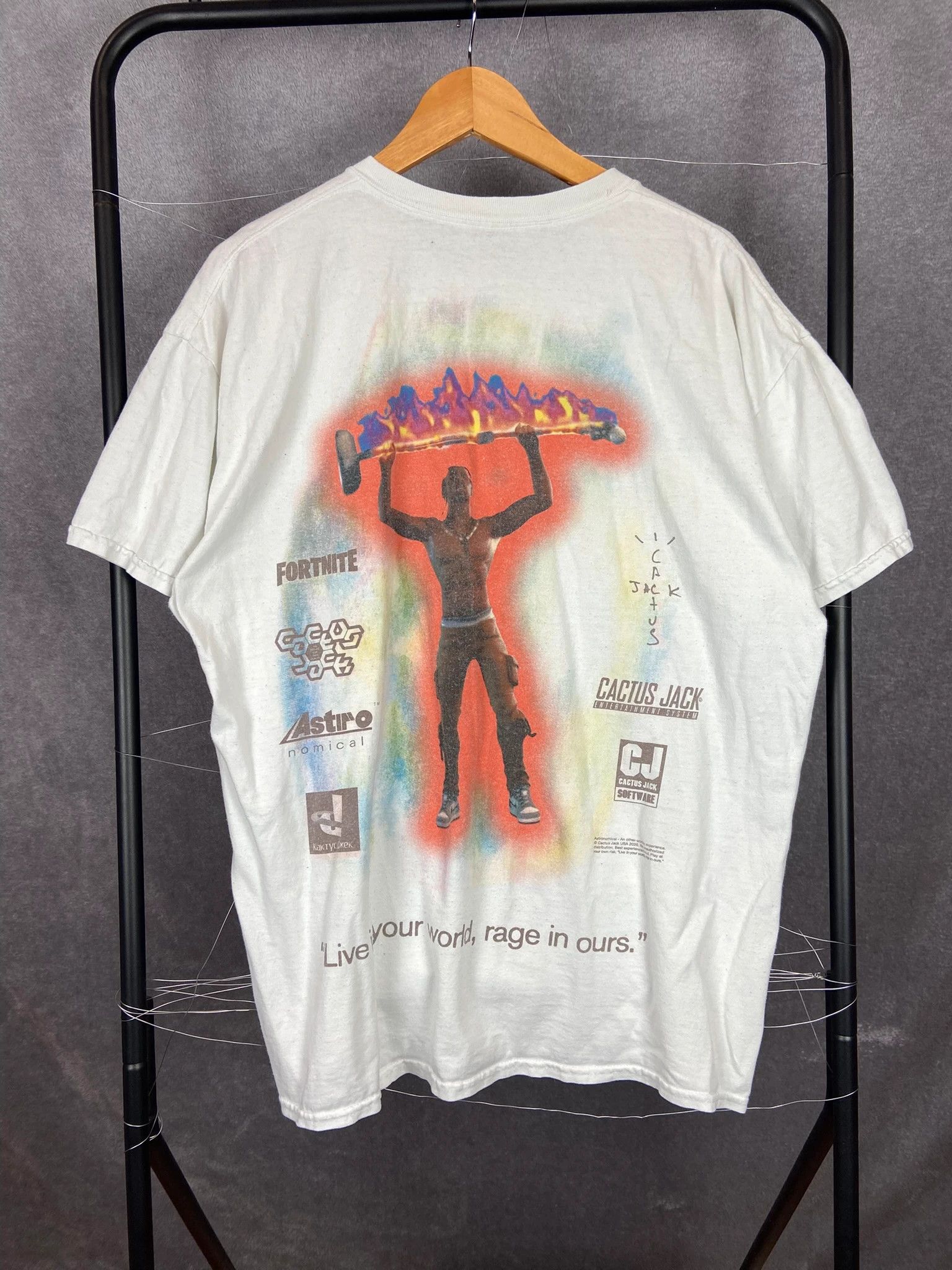 Travis Scott Tee Astroworld x Fortnite Travis Scott L Size US L / EU 52-54 / 3 - 1 Thumbnail