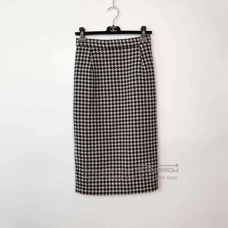 MaxMara Black Wool Midi Skirt .