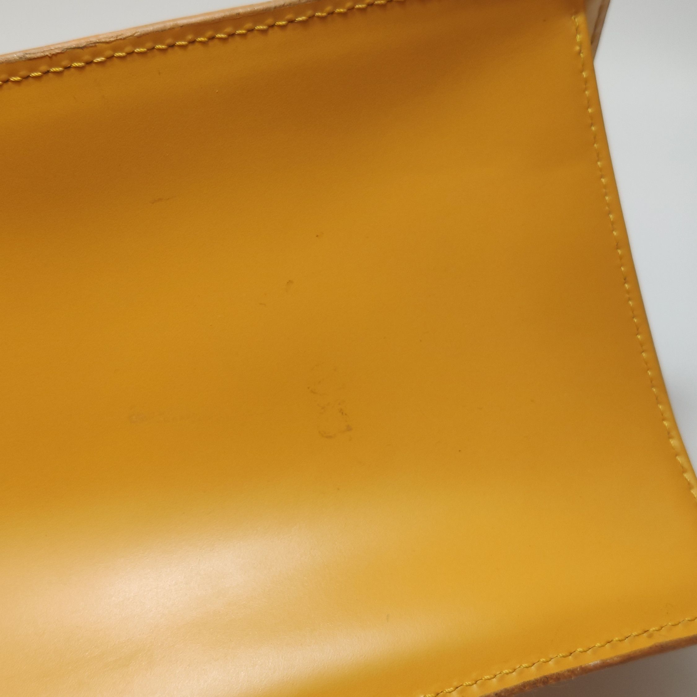 Louis Vuitton Louis Vuitton (LV) Sac Triangle Medium Cowhide Solid Color Size ONE SIZE - 2 Thumbnail