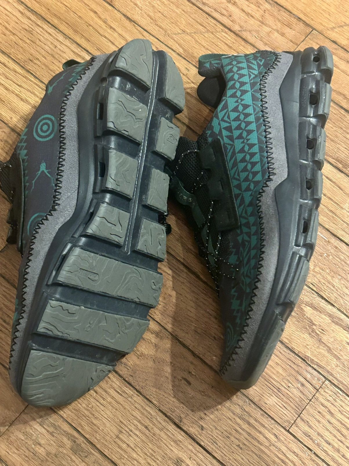 On × South2 West8 Cloudaway Black/Evergreen Running Shoe Size US 13 / EU 46 - 4 Thumbnail