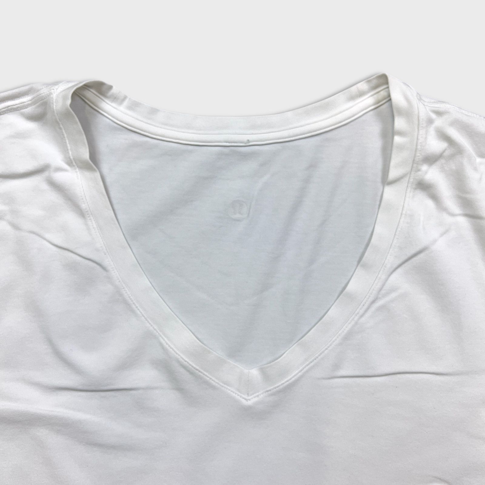 Lululemon Lululemon Love Tee V Shirt White XL Casual Short Sleeve Tee Size XL / US 12-14 / IT 48-50 - 2 Thumbnail