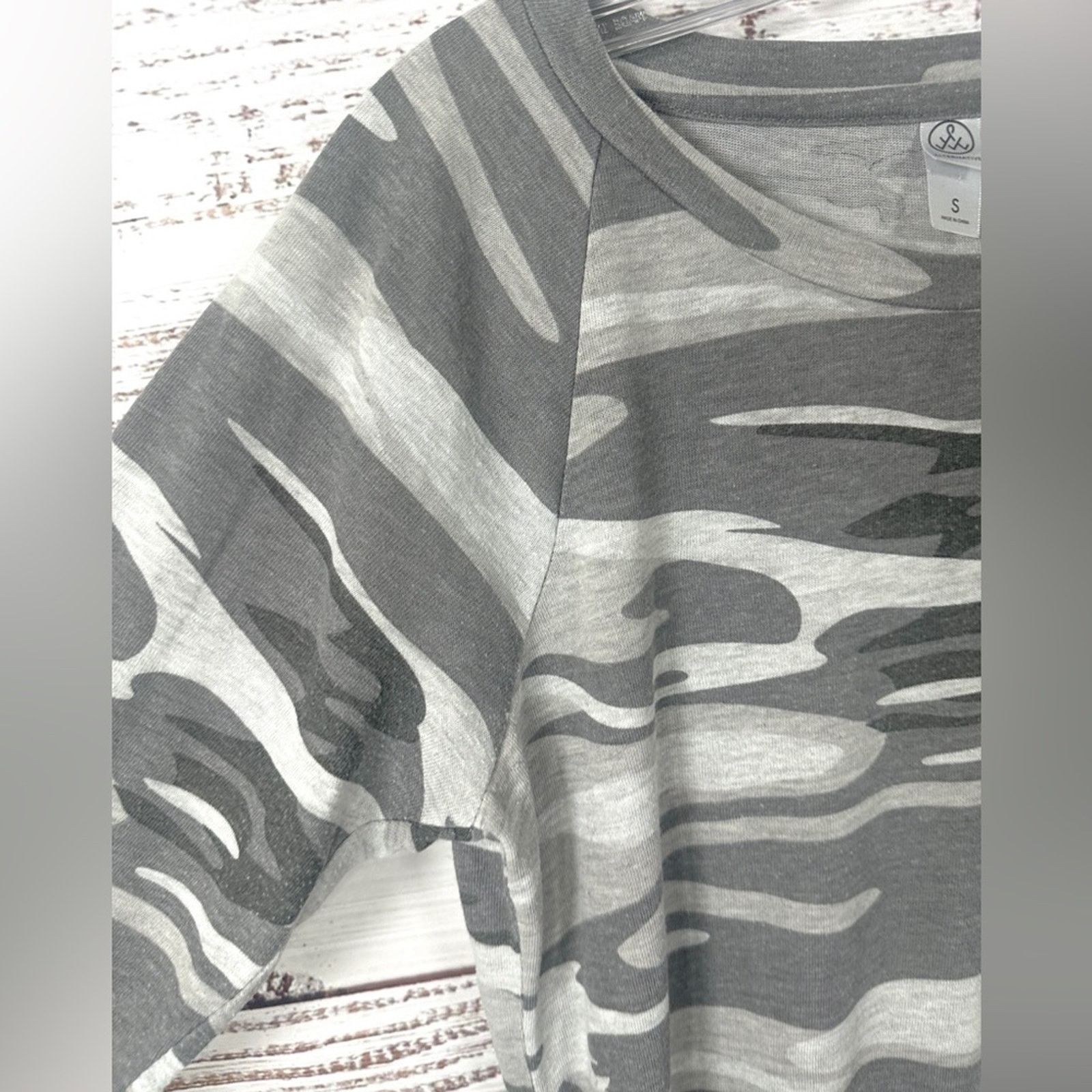 Alternative Apparel Alternative Grey Camo Pullover Top, EUC, Small, MSRP $69 Size S / US 4 / IT 40 - 9 Thumbnail