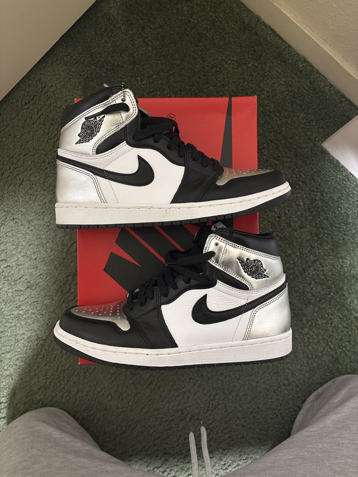 Jordan Brand Jordan 1 High OG Retro Silver Toe Size 10W/8.5M Size US 10 / IT 40 - 1 Thumbnail