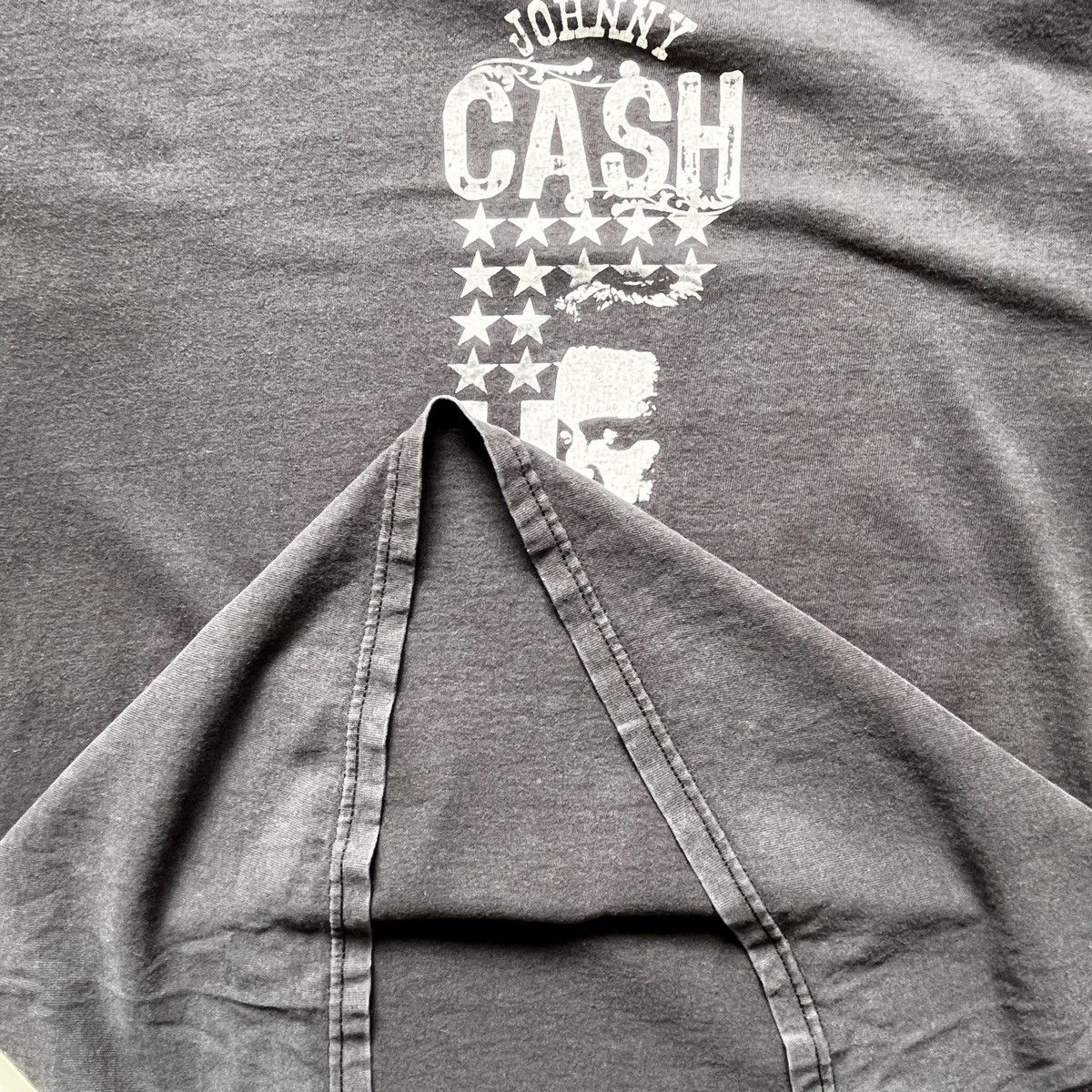 Band Tees VINTAGE JOHNNY CASH FADED TSHIRT ROCK TEES COPYRIGHT 2005 Size US L / EU 52-54 / 3 - 15 Thumbnail