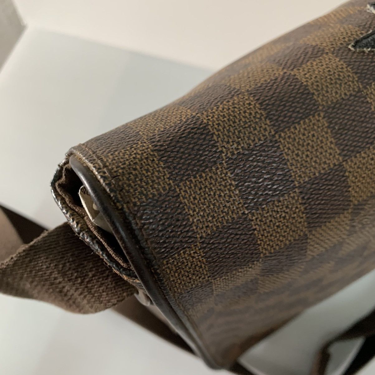 Louis Vuitton Louis Vuitton Damier Ebene Mesengger Size ONE SIZE - 10 Thumbnail