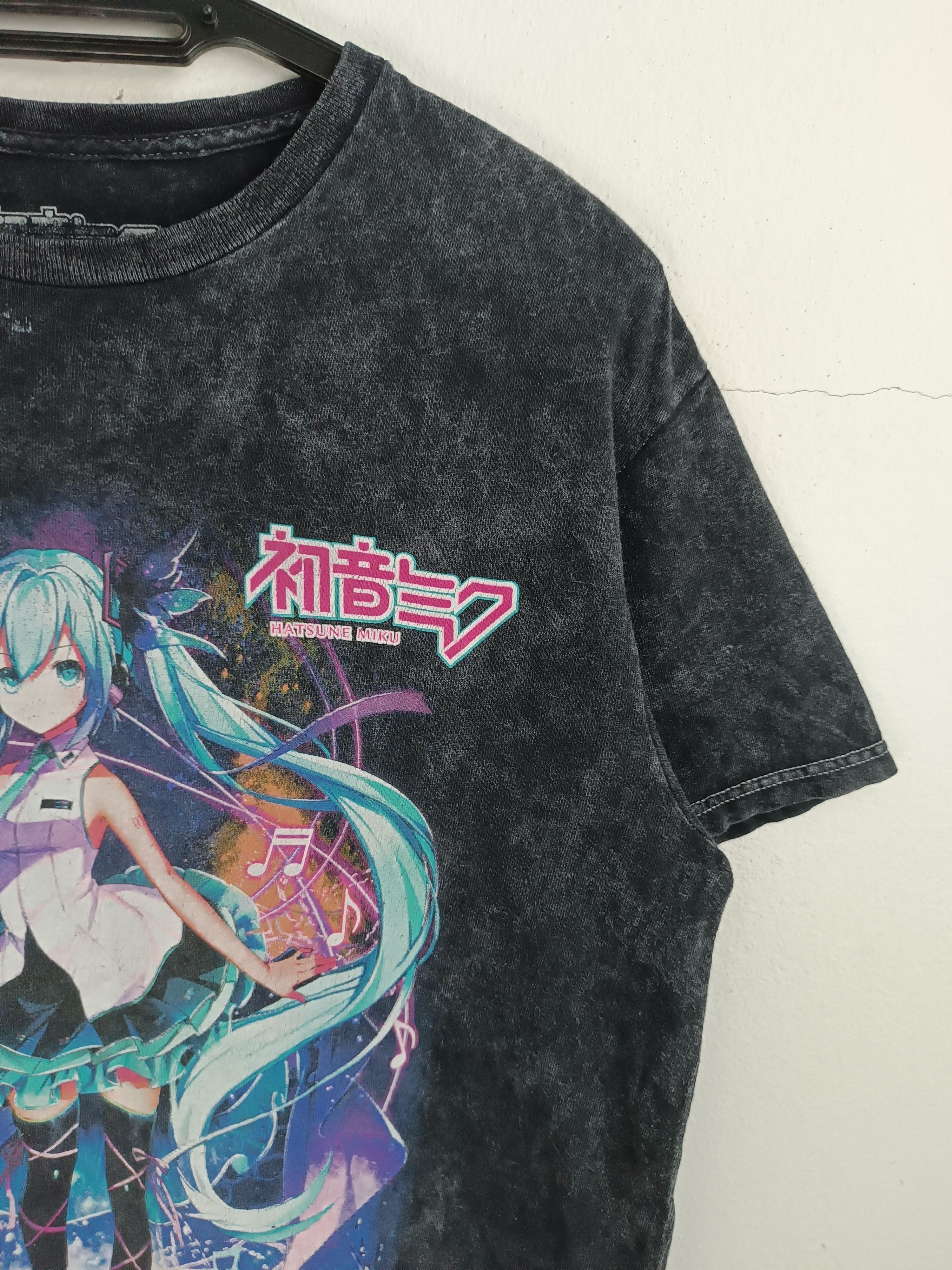 Anime VINTAGE HATSUNE MIKU VOCALOID WAIFU CV01 CUTE ANIME TEE Size US S / EU 44-46 / 1 - 5 Thumbnail