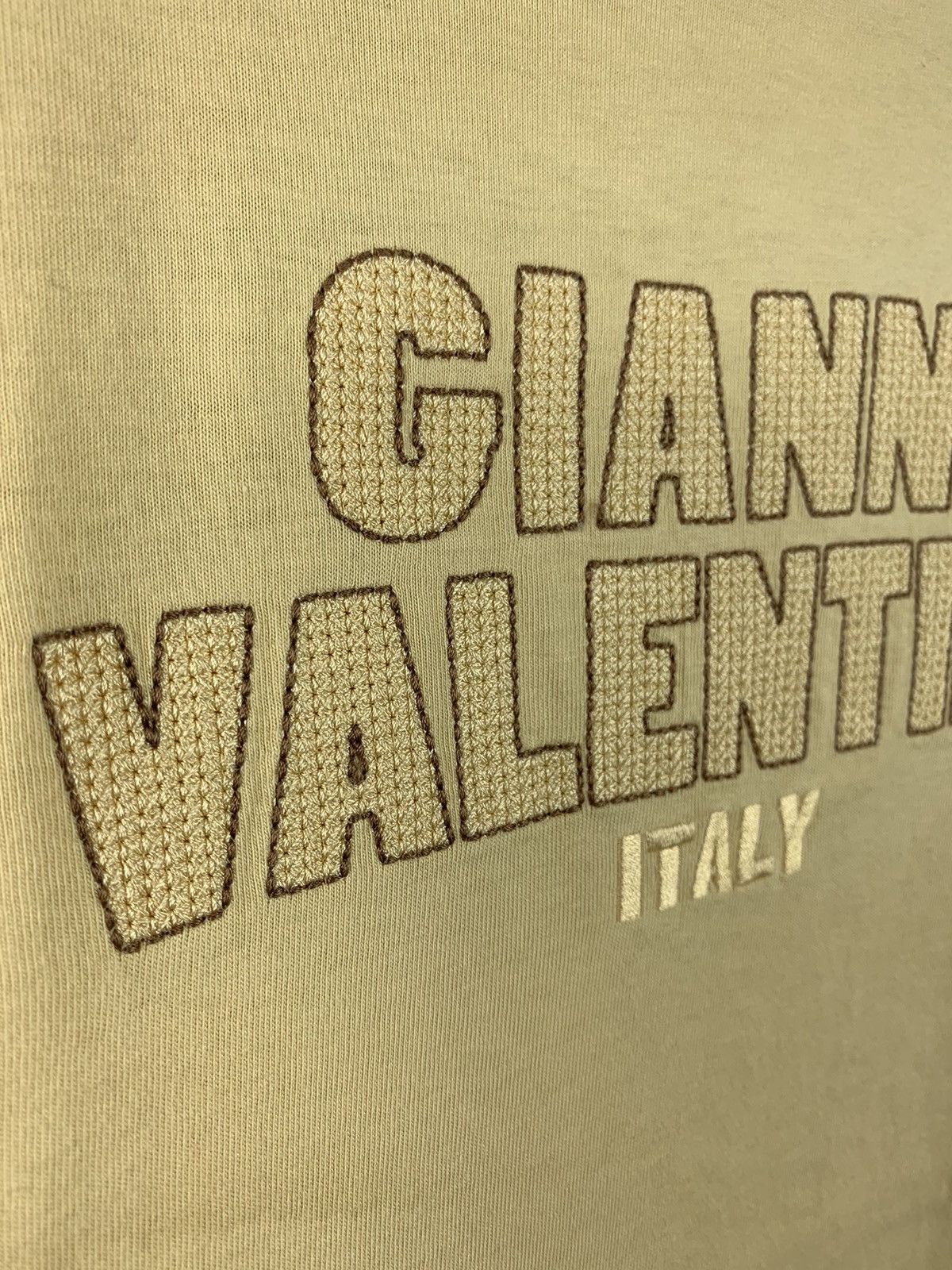 Gianni Valentino Steals! Gianni Valentino Spellout Embroided Designer Tee Size US L / EU 52-54 / 3 - 3 Thumbnail