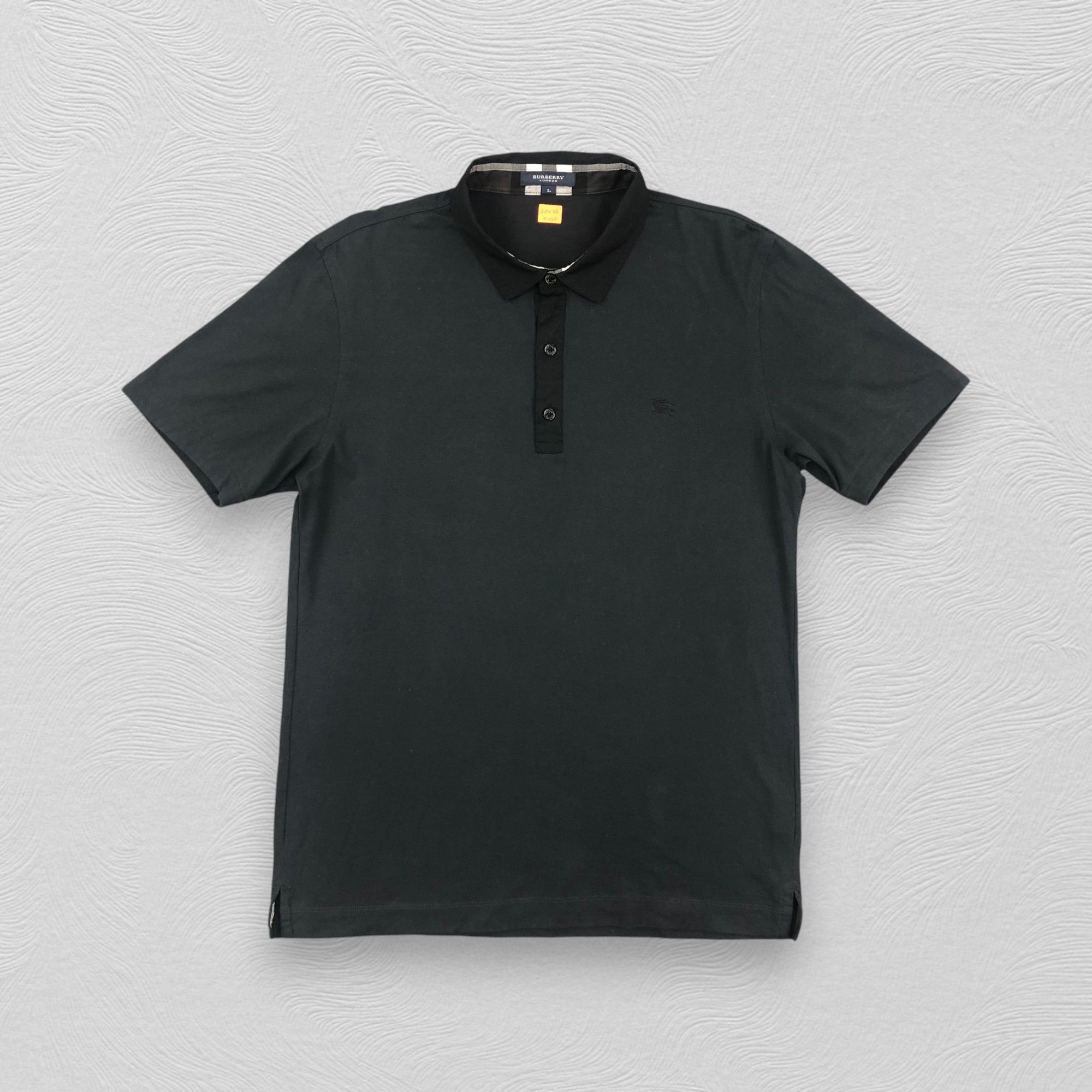 Burberry Vintage Burberry London Button Tshirt - H059 Size US M / EU 48-50 / 2 - 1 Thumbnail