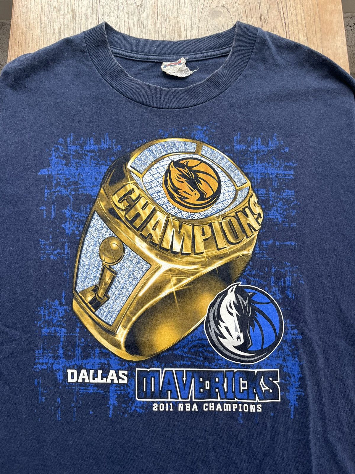 NBA Vintage DALLAS MAVERICKS 2011’s Champions Ring Tshirt Size US XL / EU 56 / 4 - 4 Thumbnail
