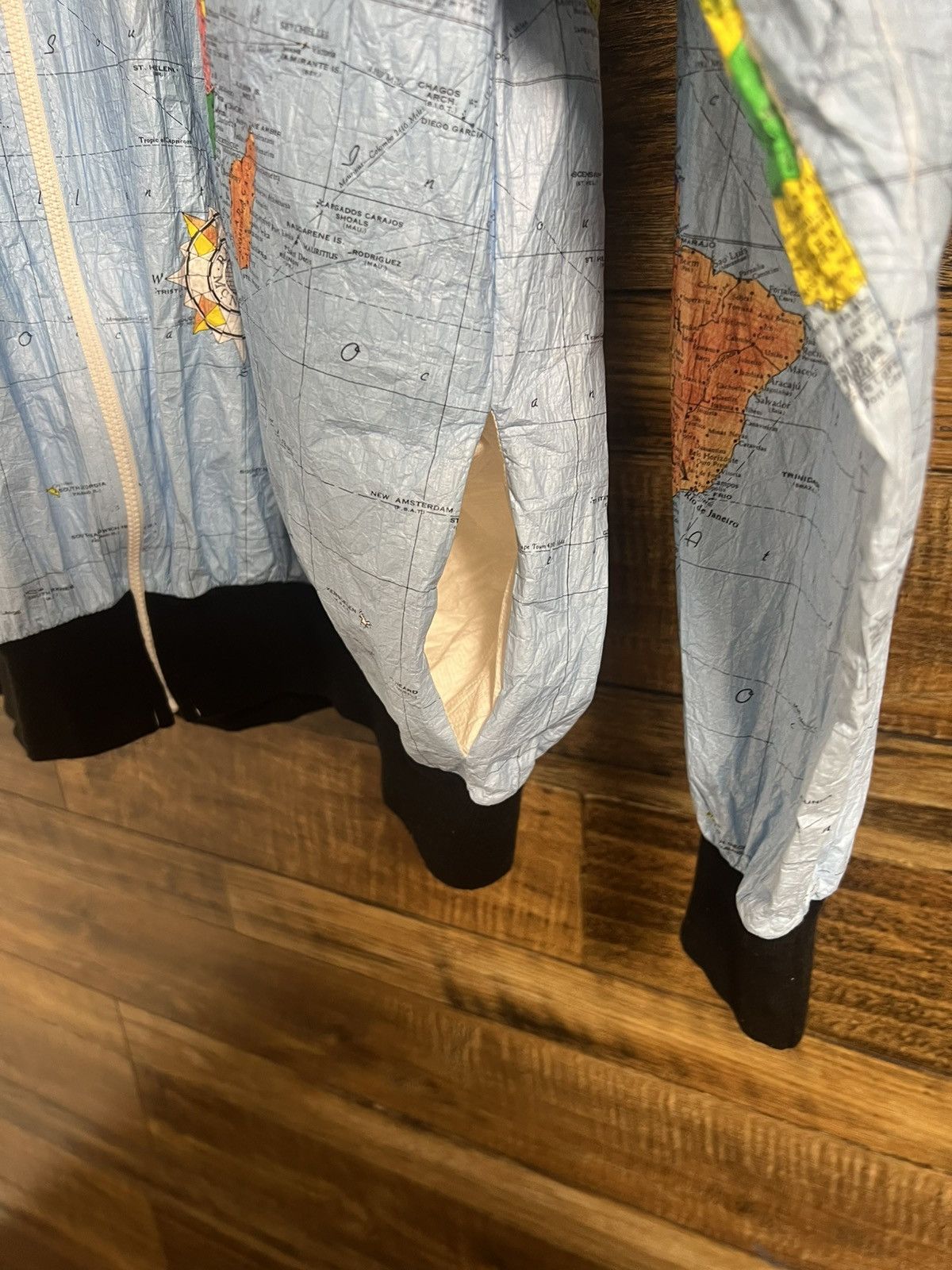 Vintage TY BREAKERS Vintage Wearin’ The World Tyvek Map 90s Jacket Size US L / EU 52-54 / 3 - 17 Thumbnail
