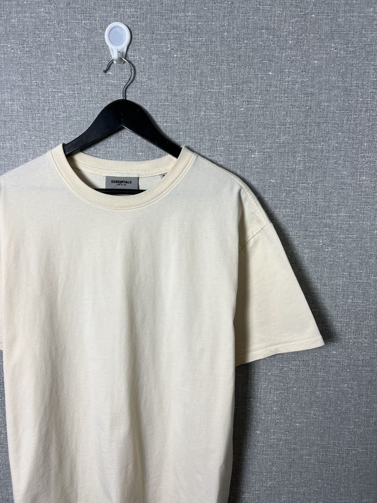 Fear of God FEAR OF GOD Essentials Back Big Logo Tee FOG Beige T-Shirt Size US M / EU 48-50 / 2 - 8 Thumbnail