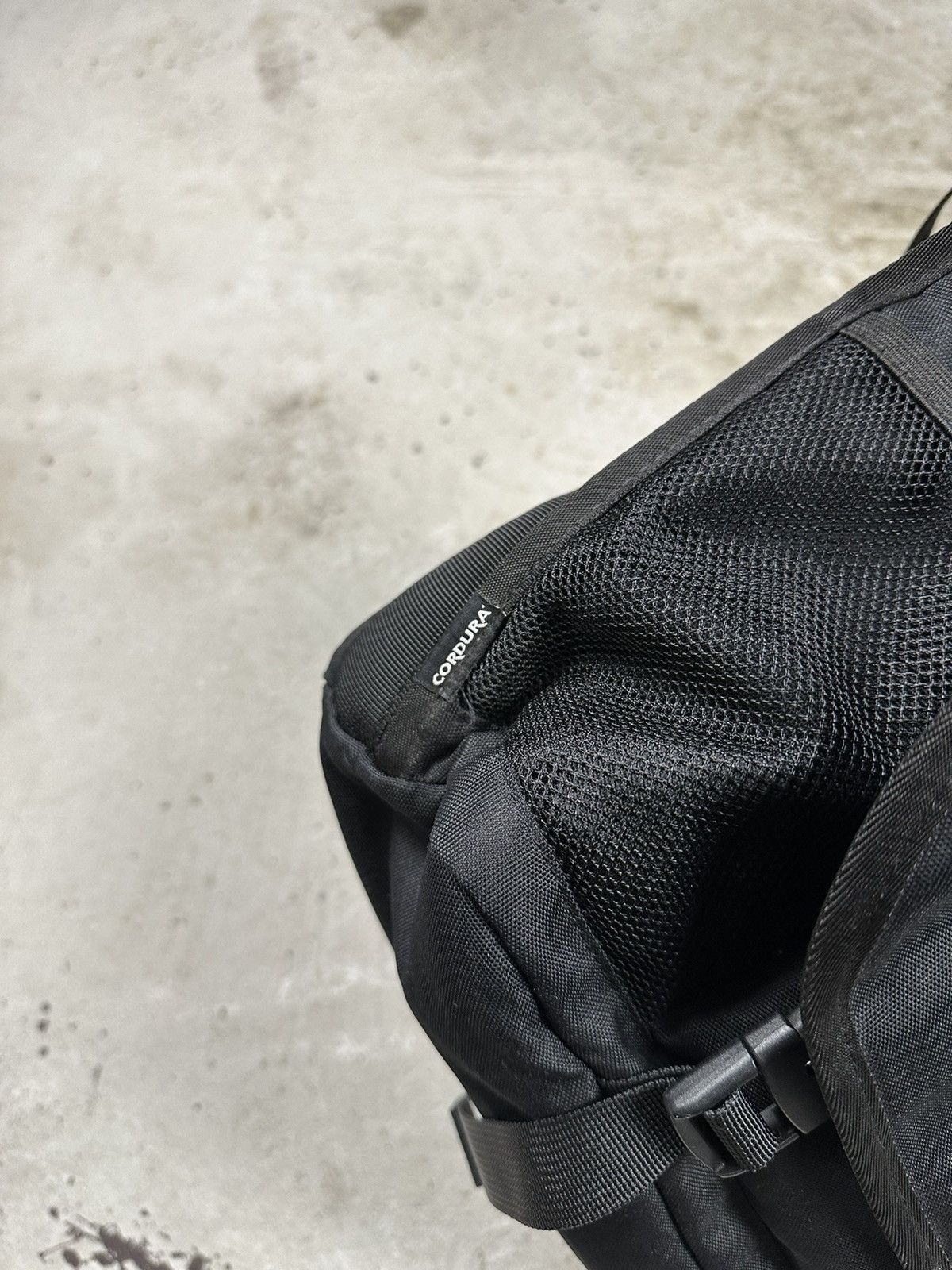 Nike ‼️ Vintage y2k Nike Black Messenger Bag Swoosh Size ONE SIZE - 5 Thumbnail