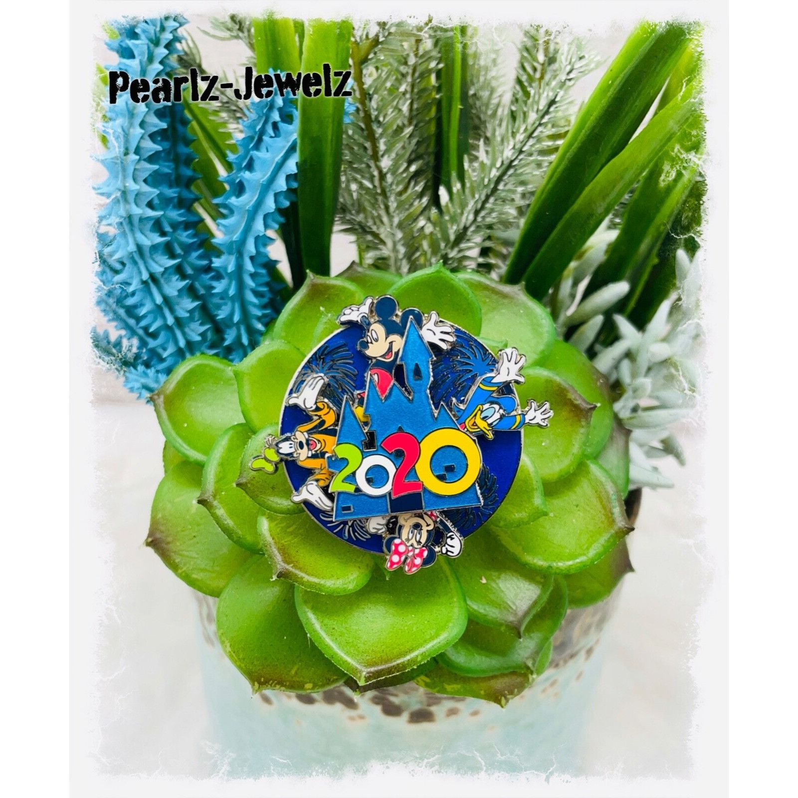 Disney Walt Disney World Parks 2020 Castle Spinner Mickey & Friends Size ONE SIZE - 1 Preview