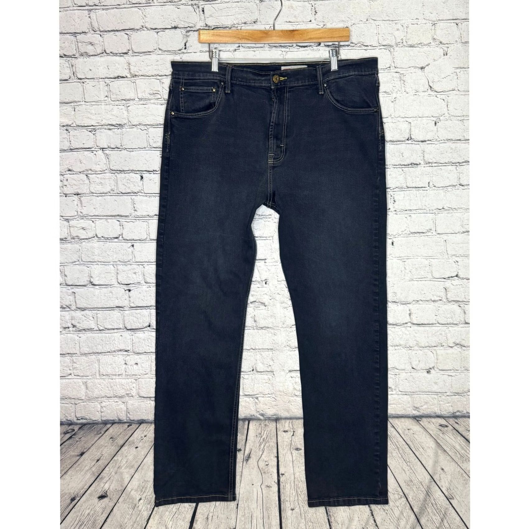 Wrangler Wrangler Jeans Dark Wash Relaxed Fit Mens 38x30 Leather? Wait: This is wrong. Size US 38 / EU 54 - 2 Thumbnail