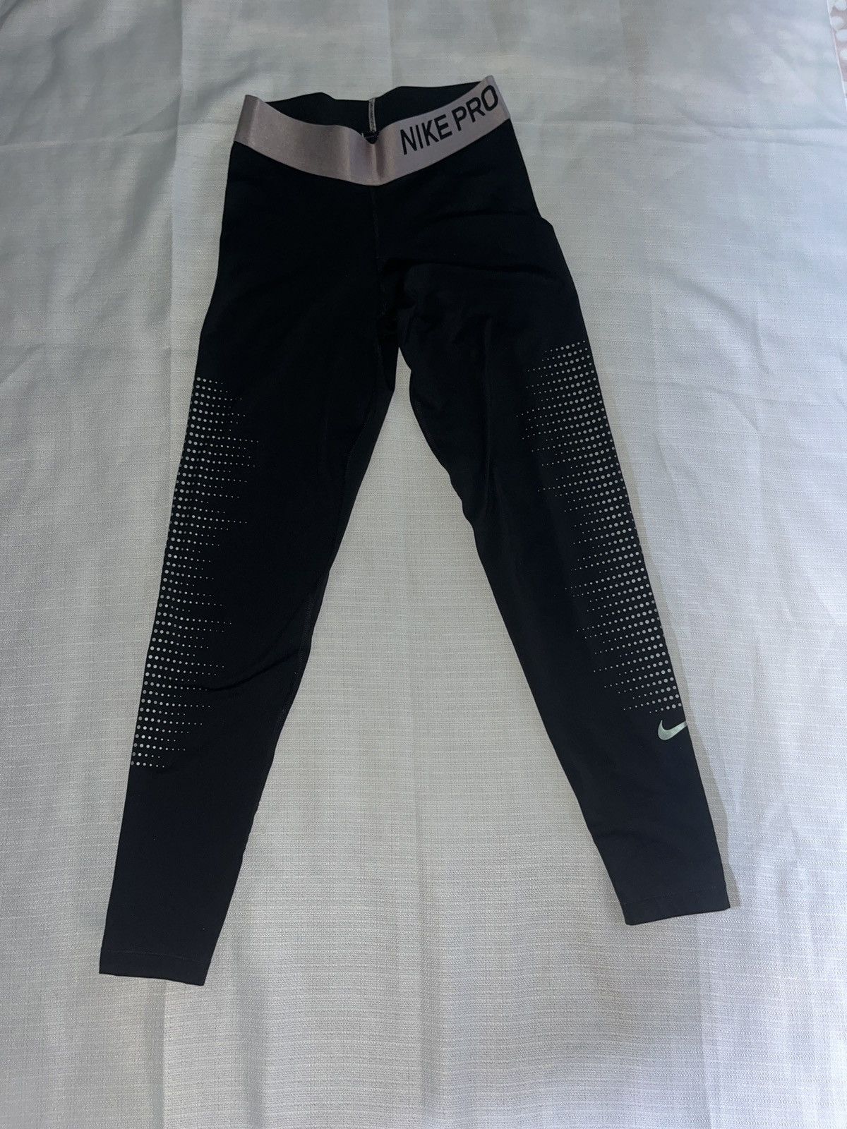 Nike Women's Nike Pro Black and Pink Leggings Size 30" / US 8 / IT 44 - 1 Thumbnail