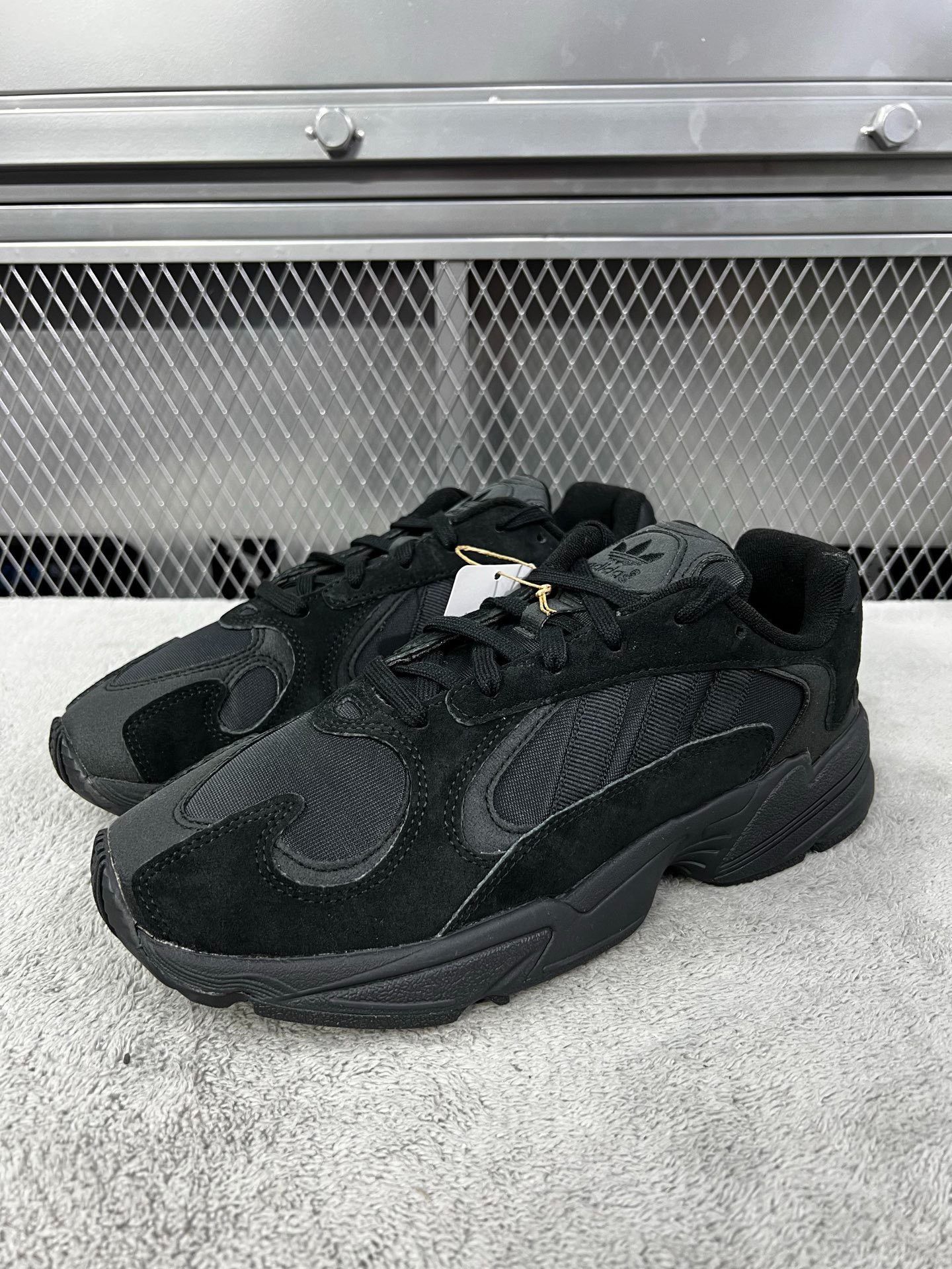 Adidas Adidas Black Lowtop Sneakers 42 Men Size US 9 / EU 42 - 1 Thumbnail