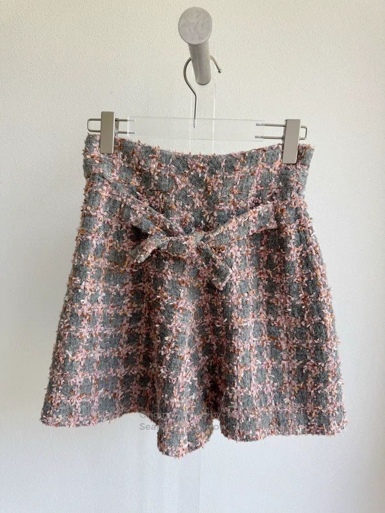 Chanel Chanel 22K beautiful tweed diamond buckle bow shorts Size 24" / US 00 / IT 34 - 3 Thumbnail