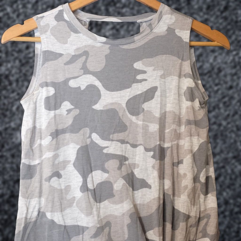 Old Navy EUC Old Navy Grey Camo Tank Top Front Tie Lightweight Stretch Womens L #A1-5 Tank Women L Grey Camo Front Tie Lightweight Stretch Old Navy Size L / US 10 / IT 46 - 1 Thumbnail