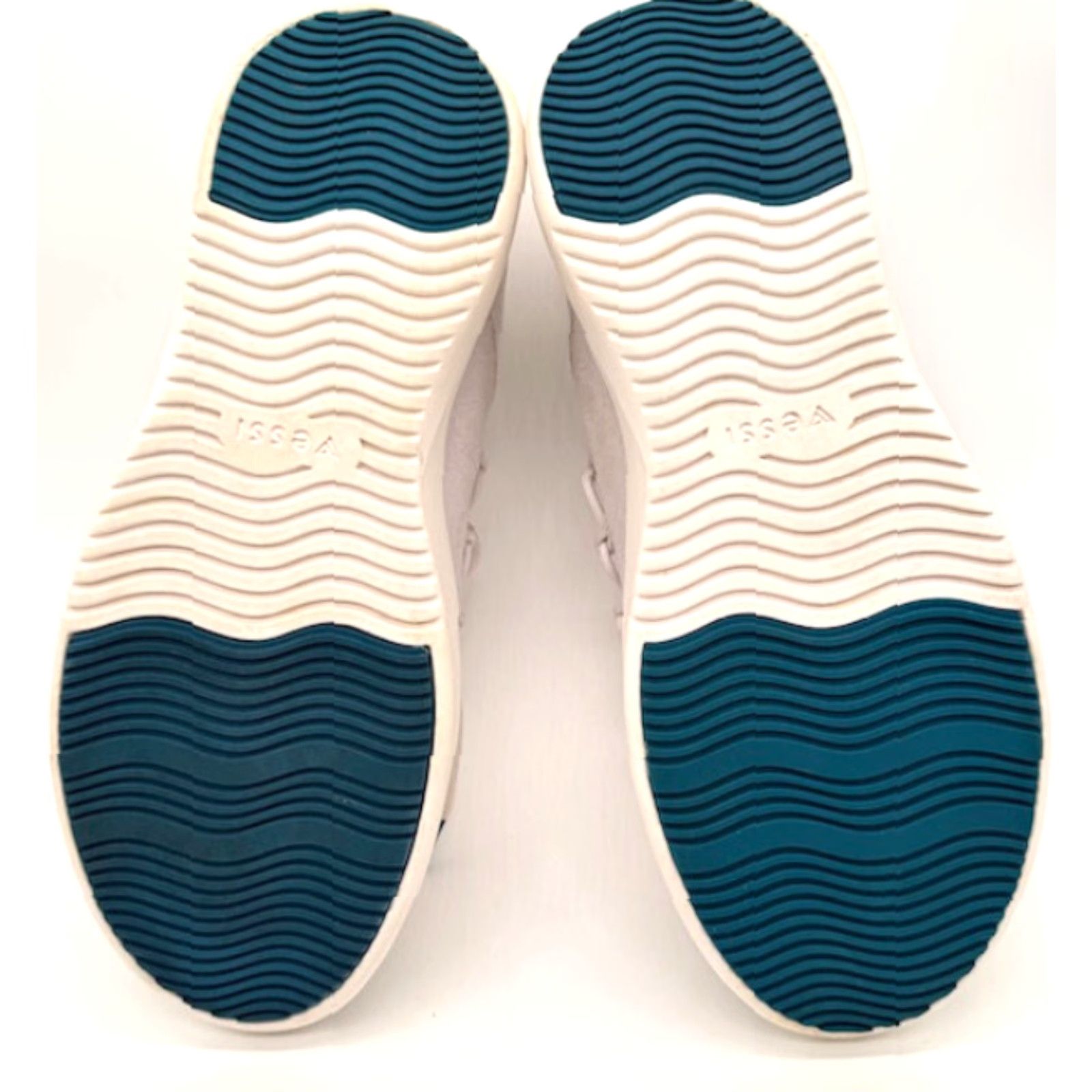 Vintage VESSI Cityscape WATERPROOF Mens 11M White Low Top Perfect Cruise or Boat Shoes Size US L / EU 52-54 / 3 - 6 Thumbnail