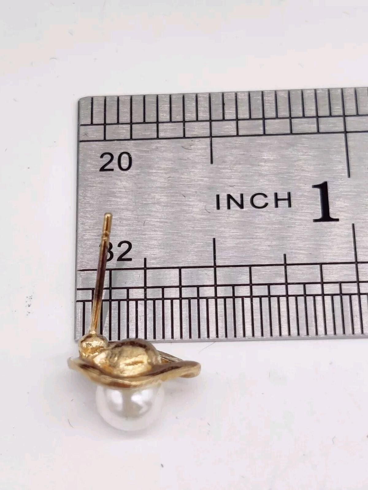 The Unbranded Brand Earrings Gold Triangle With Faux Pearl In Middle Pierced Stu Size ONE SIZE - 6 Thumbnail