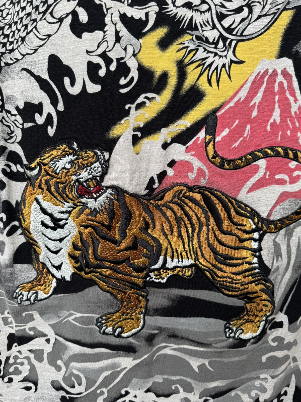 Japanese Brand Vintage Japan Dragon vs Tiger Embroidered T-shirt Size US XL / EU 56 / 4 - 3 Thumbnail