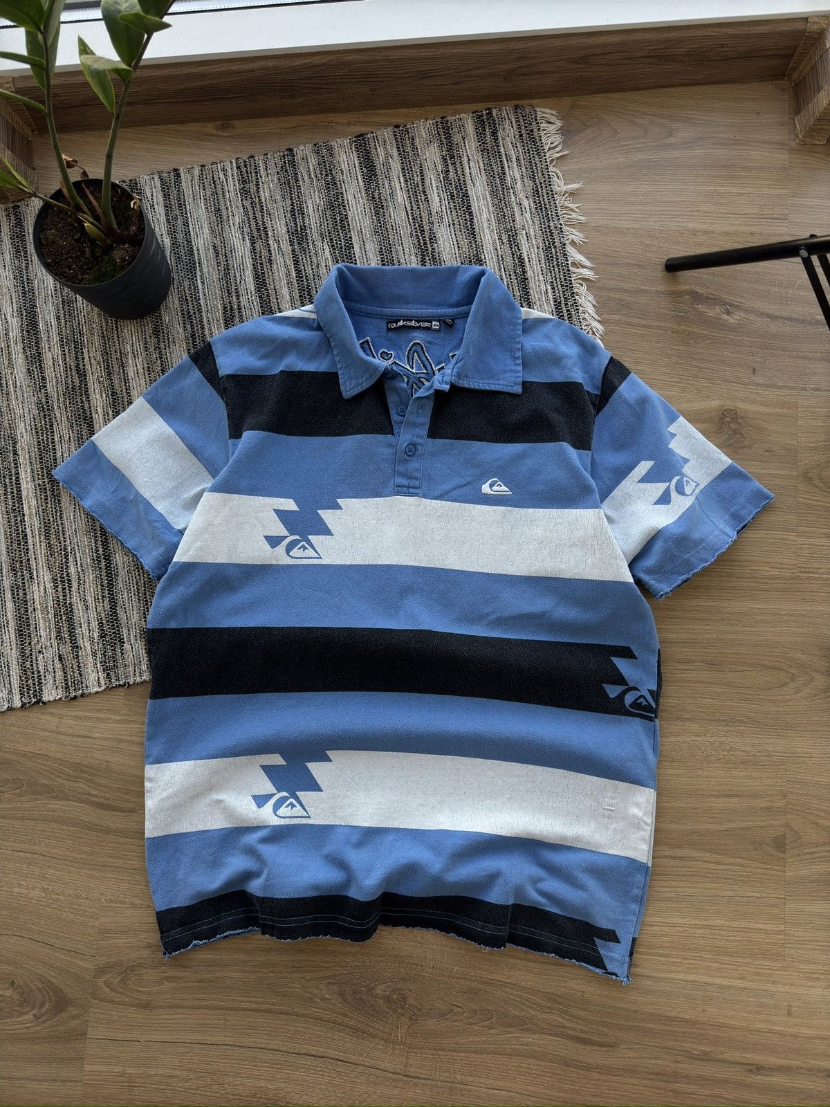 Quiksilver Quicksilver distressed rare monogram Y2K polo tee Size US M / EU 48-50 / 2 - 2 Thumbnail