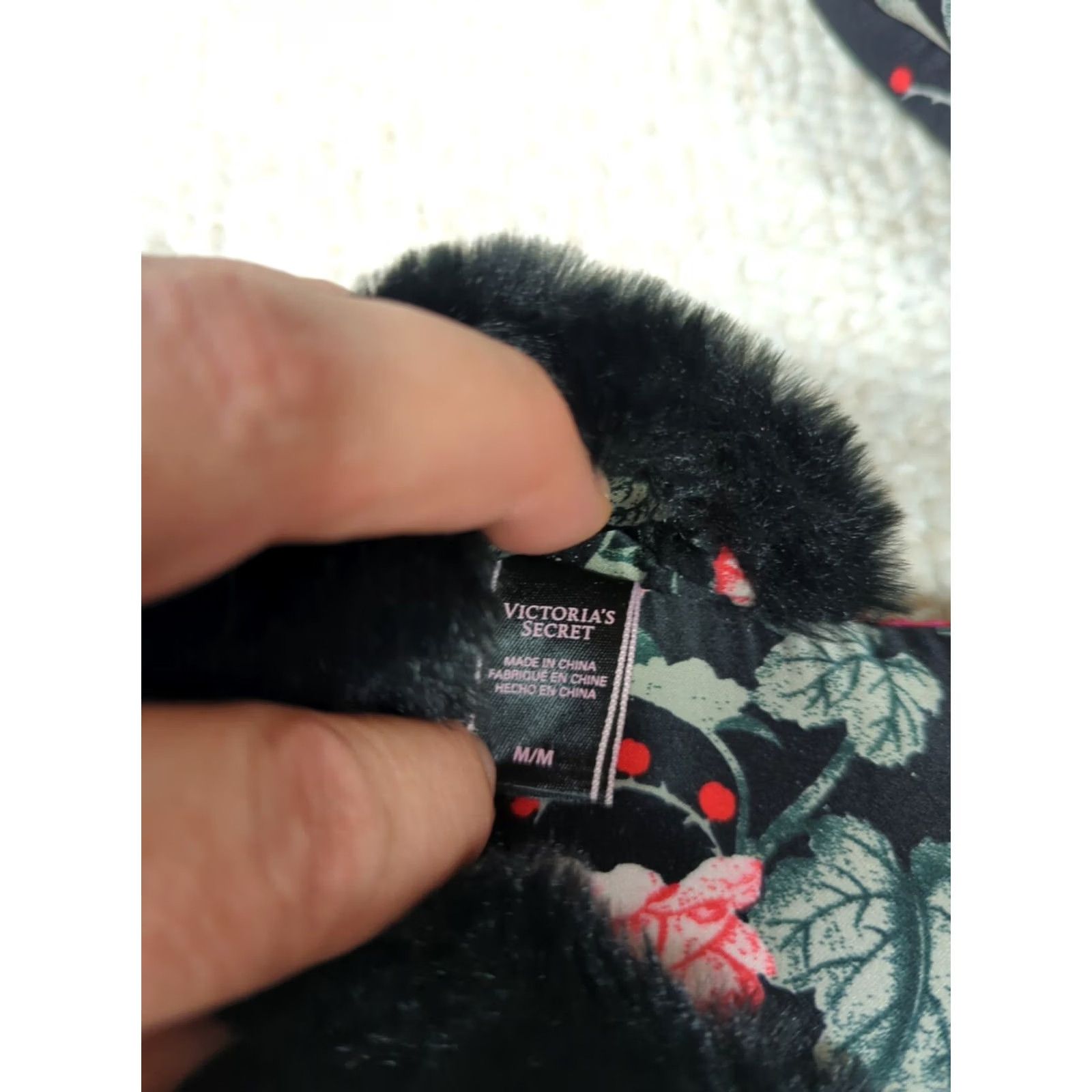 Victoria's Secret Victoria's Secret Satin Roses Slippers Women Medium 7/8 Red Black Faux Fur Slip-On Cushioned Comfort Size ONE SIZE - 5 Thumbnail