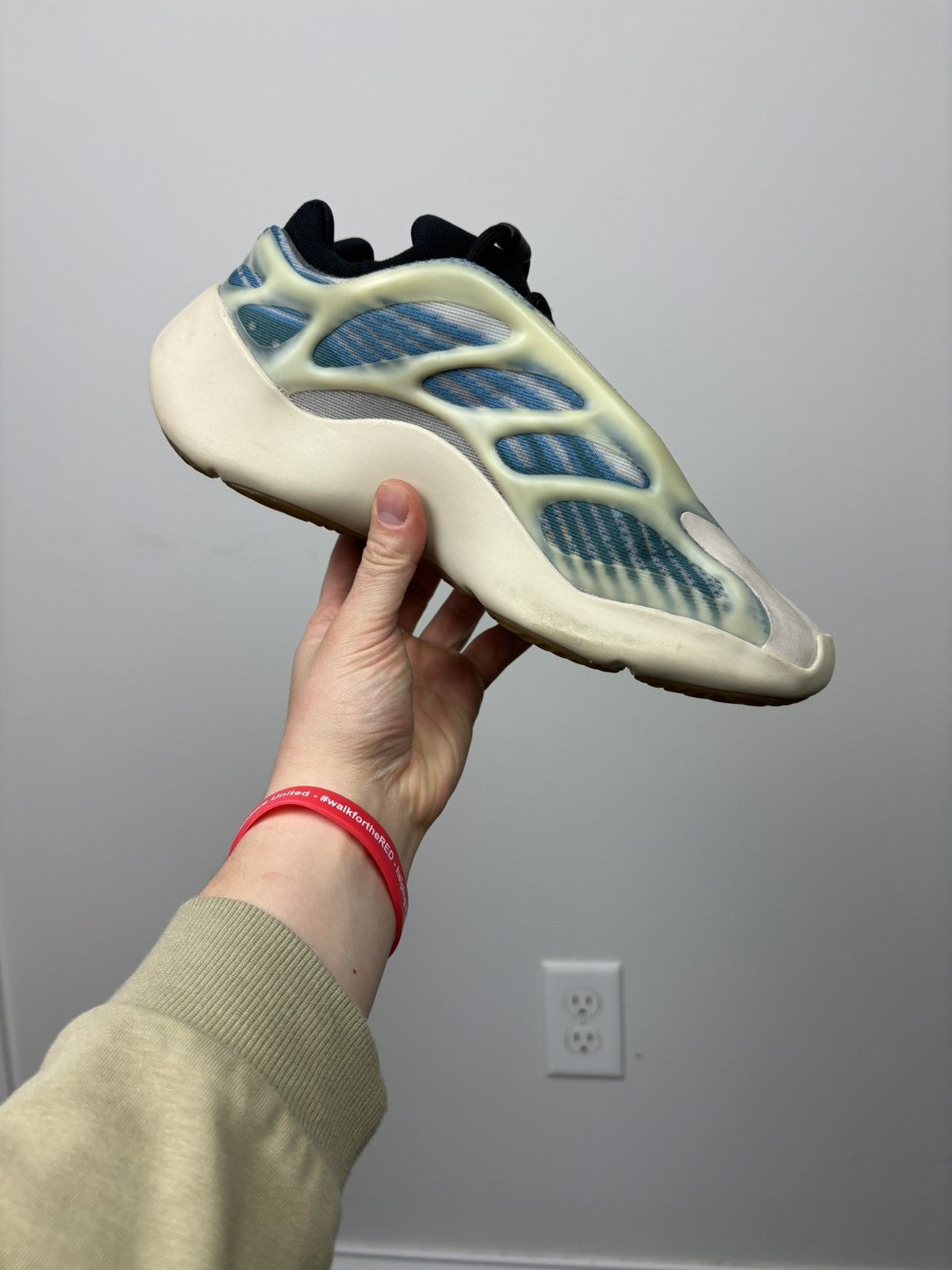 Adidas Adidas yeezy 700 v3 kyanite Size US 8 / EU 41 - 10 Thumbnail