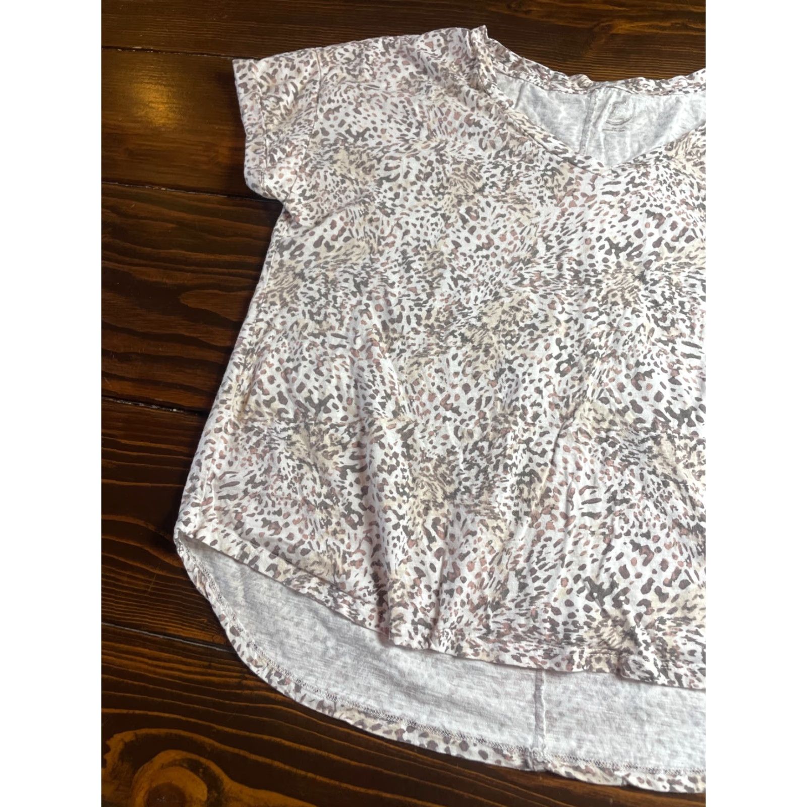 Vintage 24/7 by Maurices Tee Blouse Women's 24W White Tan Pattern High-Low V-Neck T-Shirt Womens Size 24W White Tan Pattern High-Low V-Neck Size 4XL / US 24-26 - 4 Thumbnail